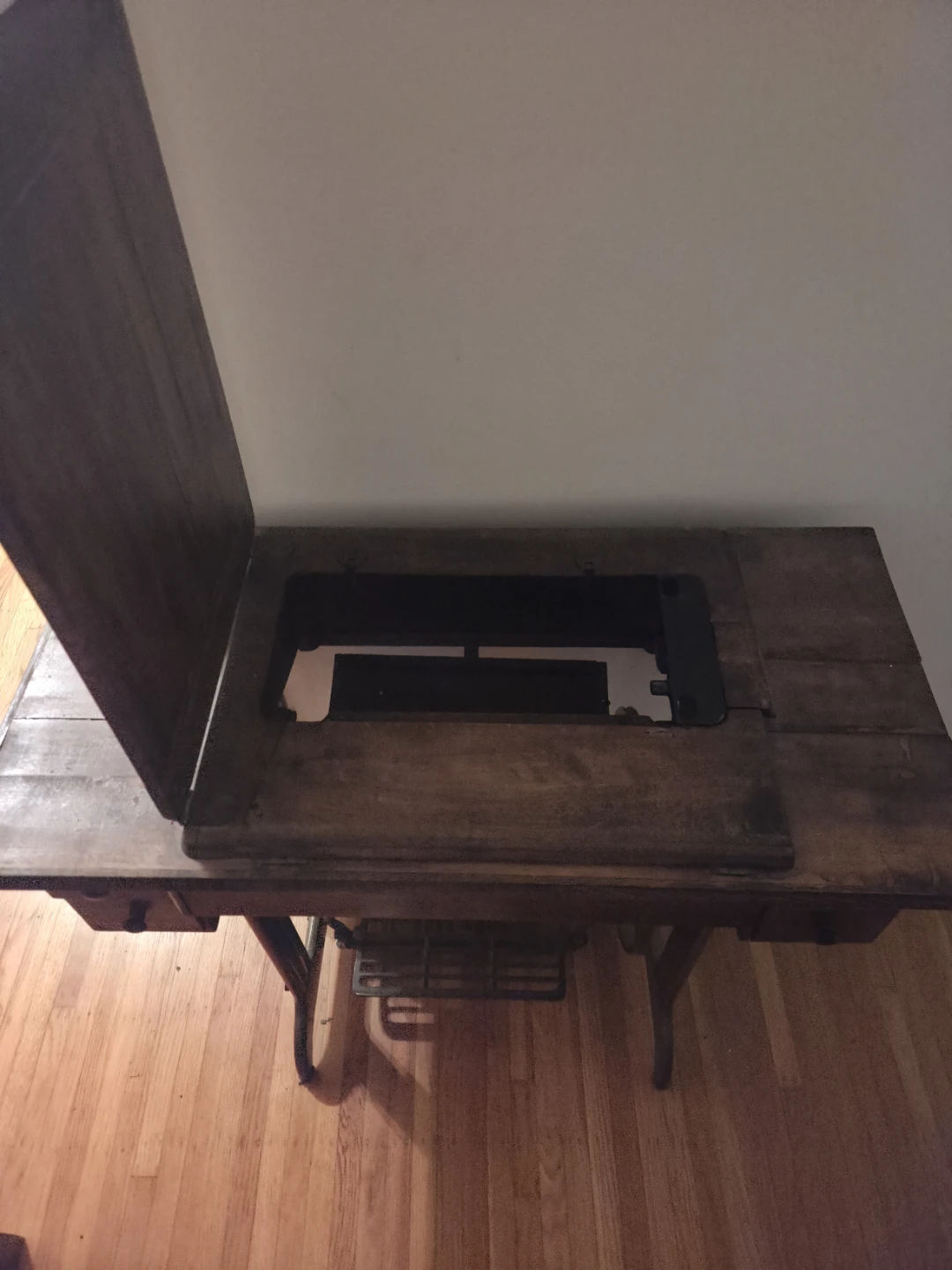 Vintage Singer Treadle Sewing Machine with Wooden Table - photo 3