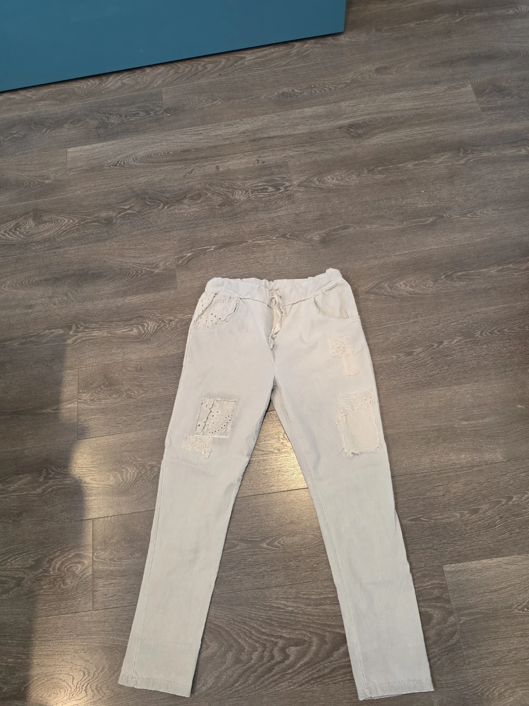 Light wash patch detail jeans - photo 2