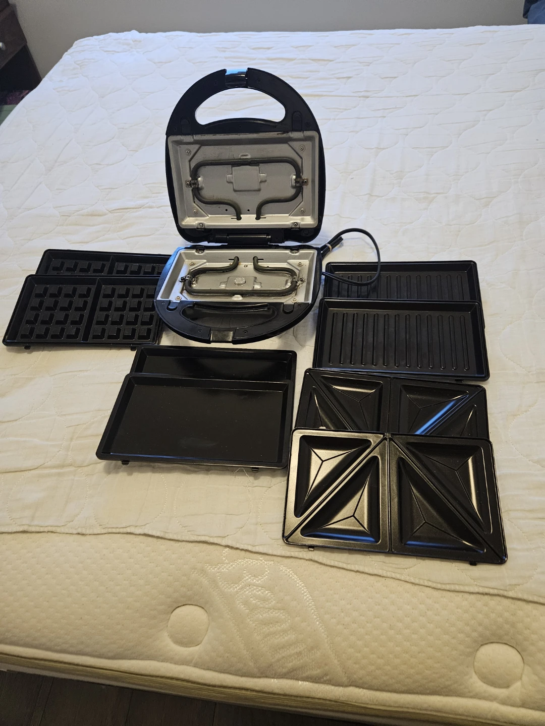 $8 Waffle Maker 4-in-1 Black and Decker Round - photo 4