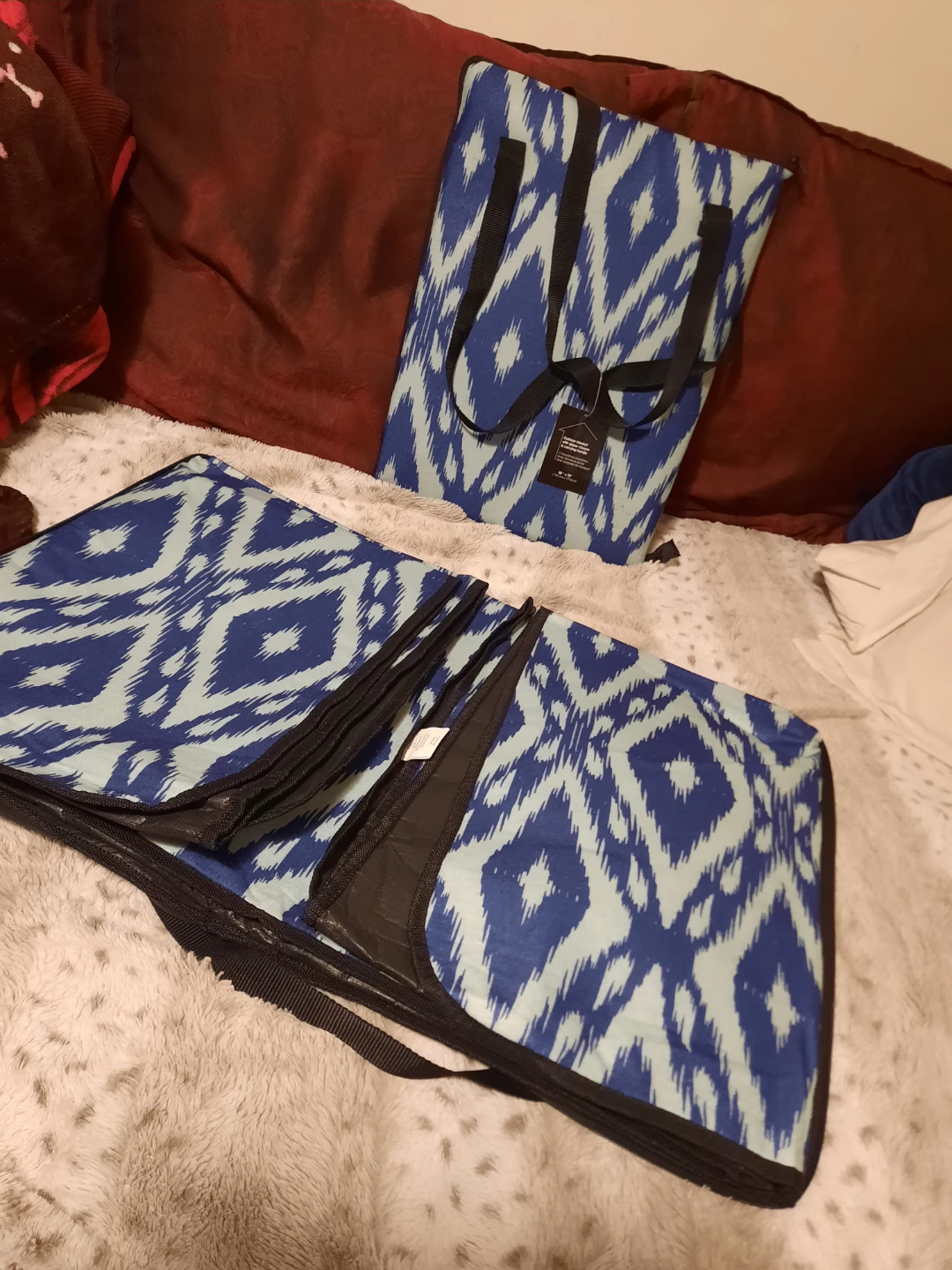 Outdoor blanket with carrying handle