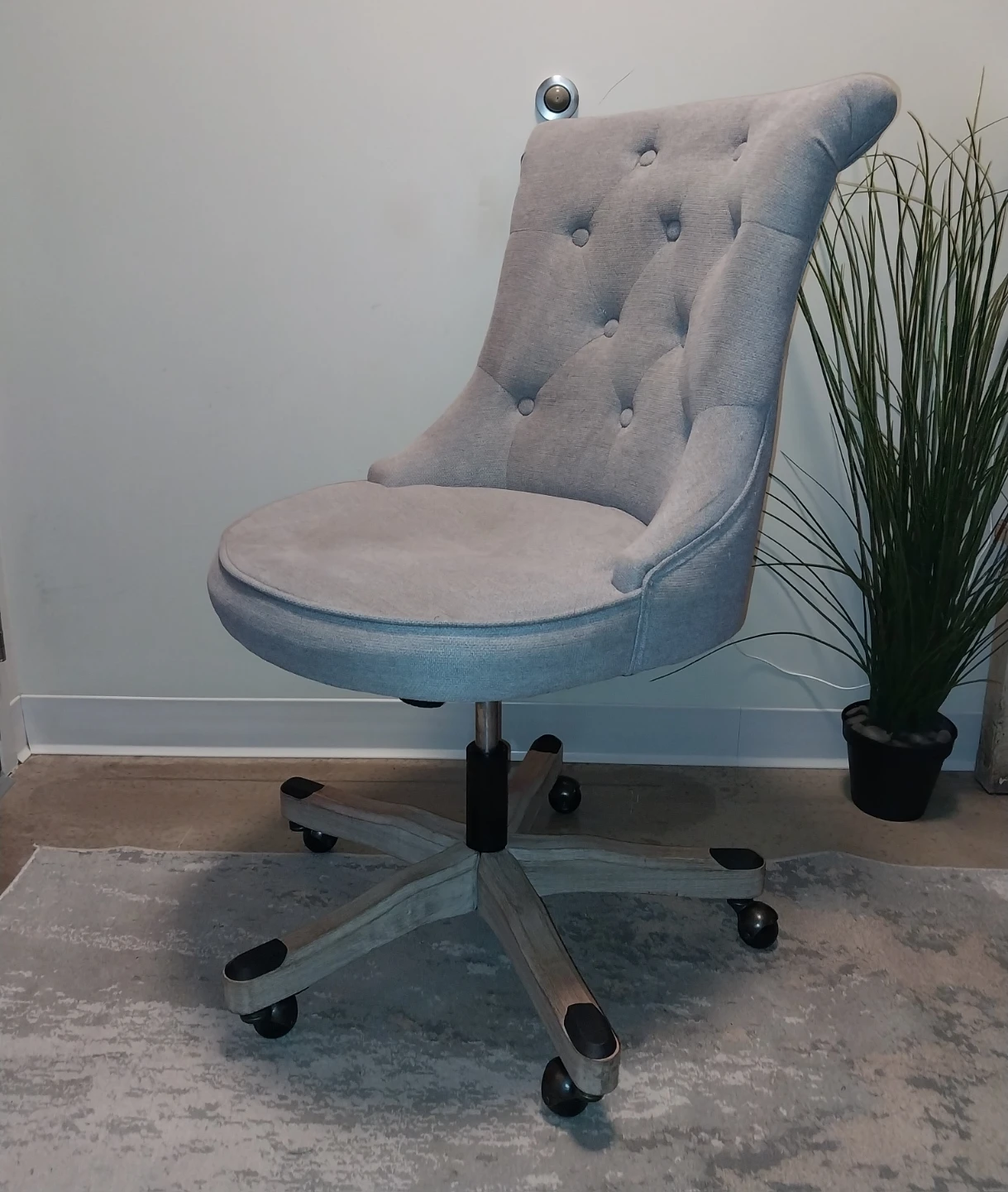 Light Gray Tufted Swivel Chair – Great Condition