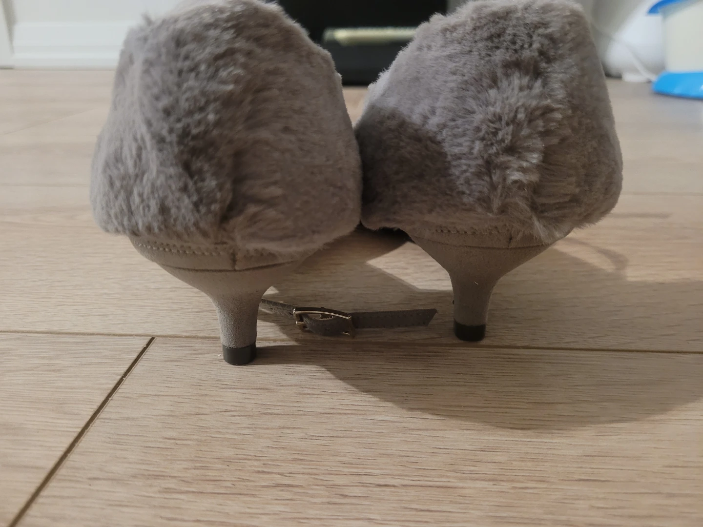 Grey faux fur kitten heels - photo 3