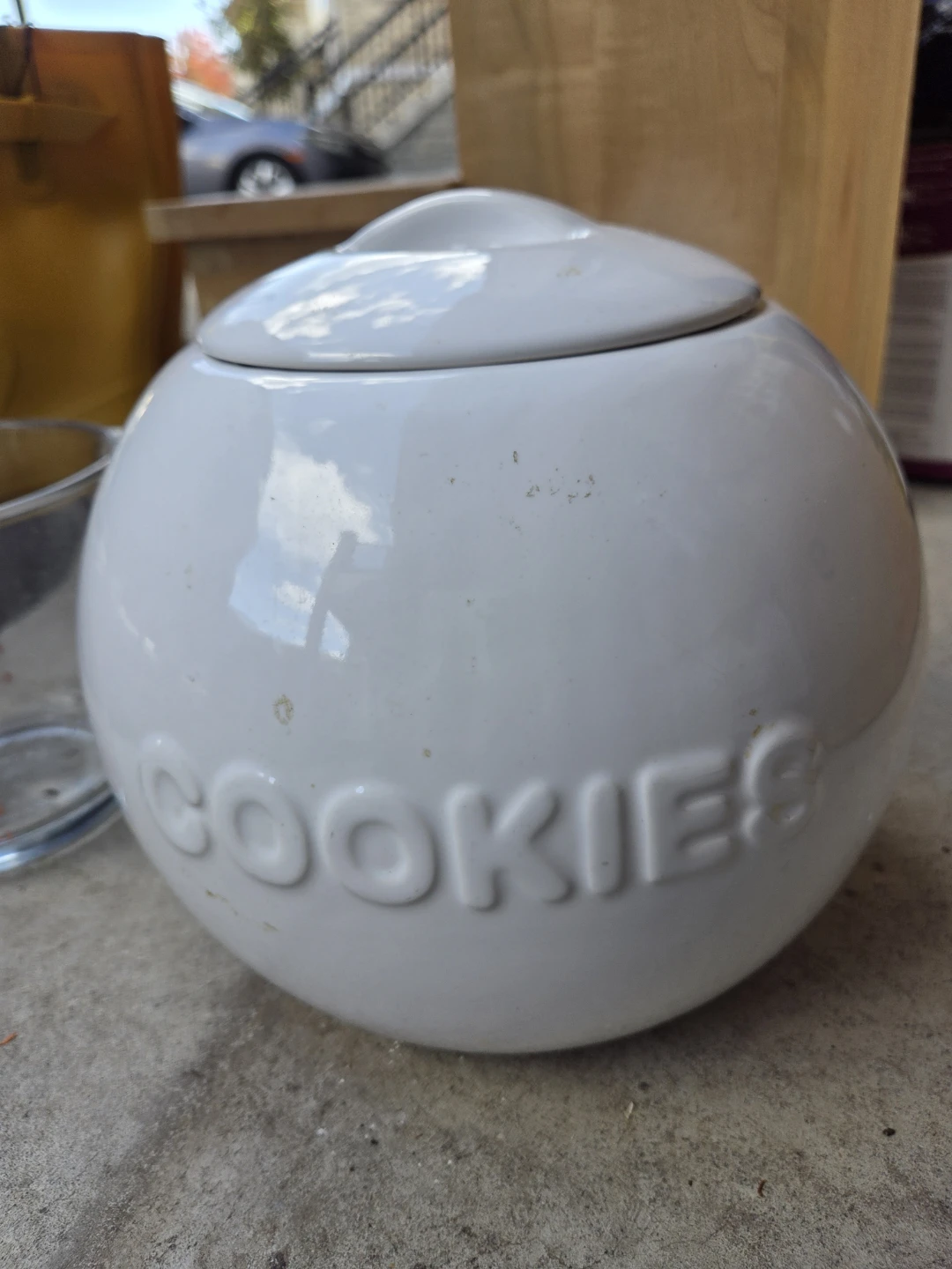 White Ceramic Cookie Jar (Air Tight)