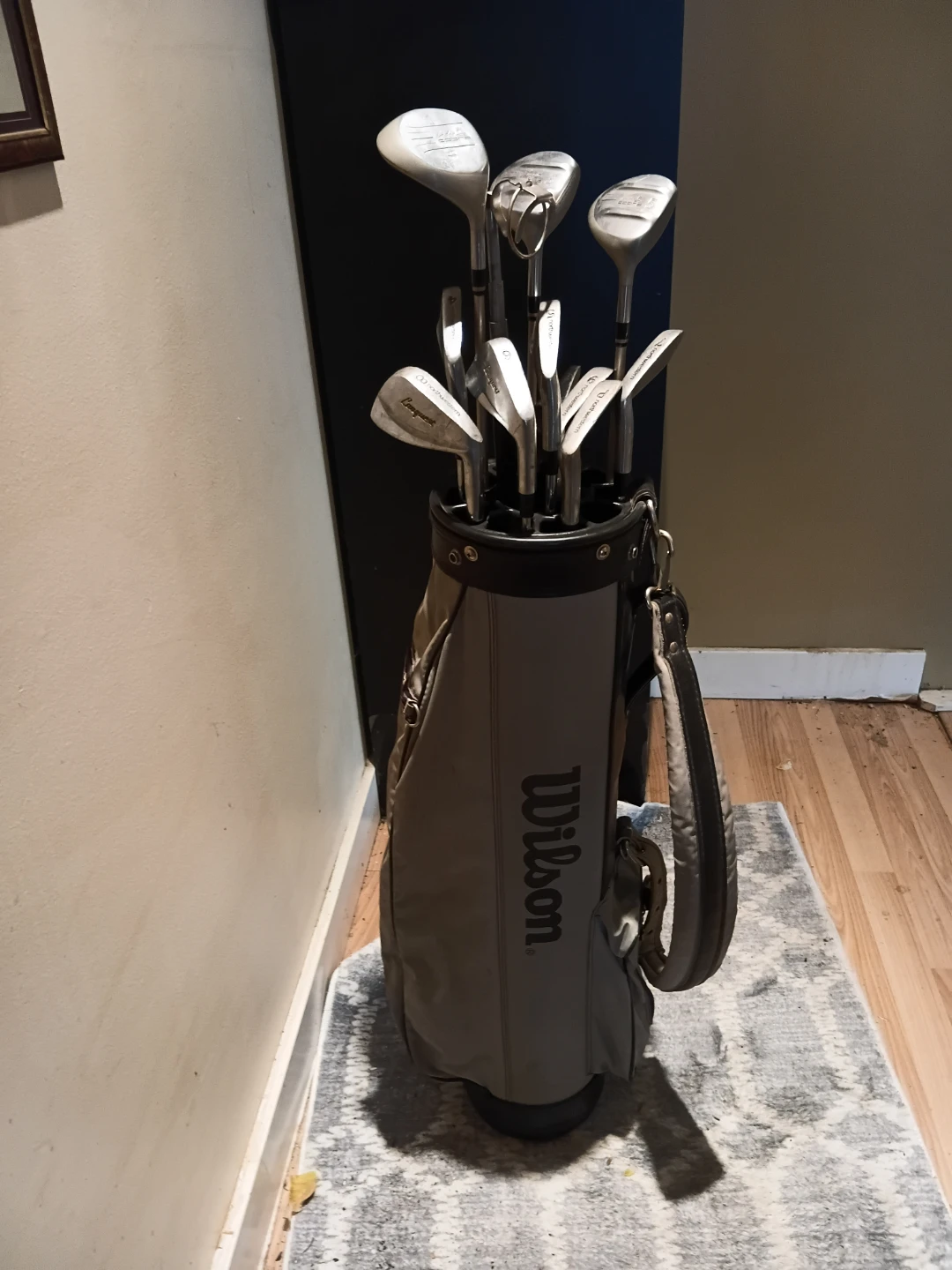 Set Of Mens Right Handed Nothwestern Golf Clubs & Bag
