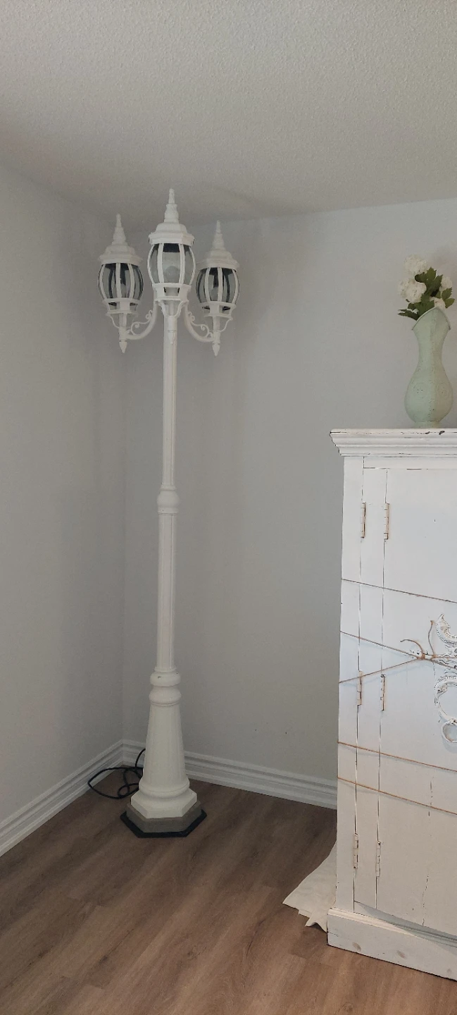 White Triple-Head Streetlight Floor Lamp - photo 2
