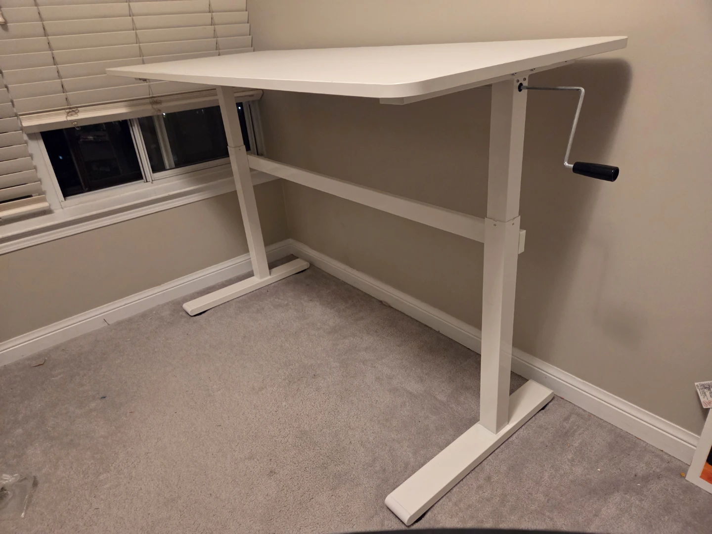 Manual height-adjustable standing desk