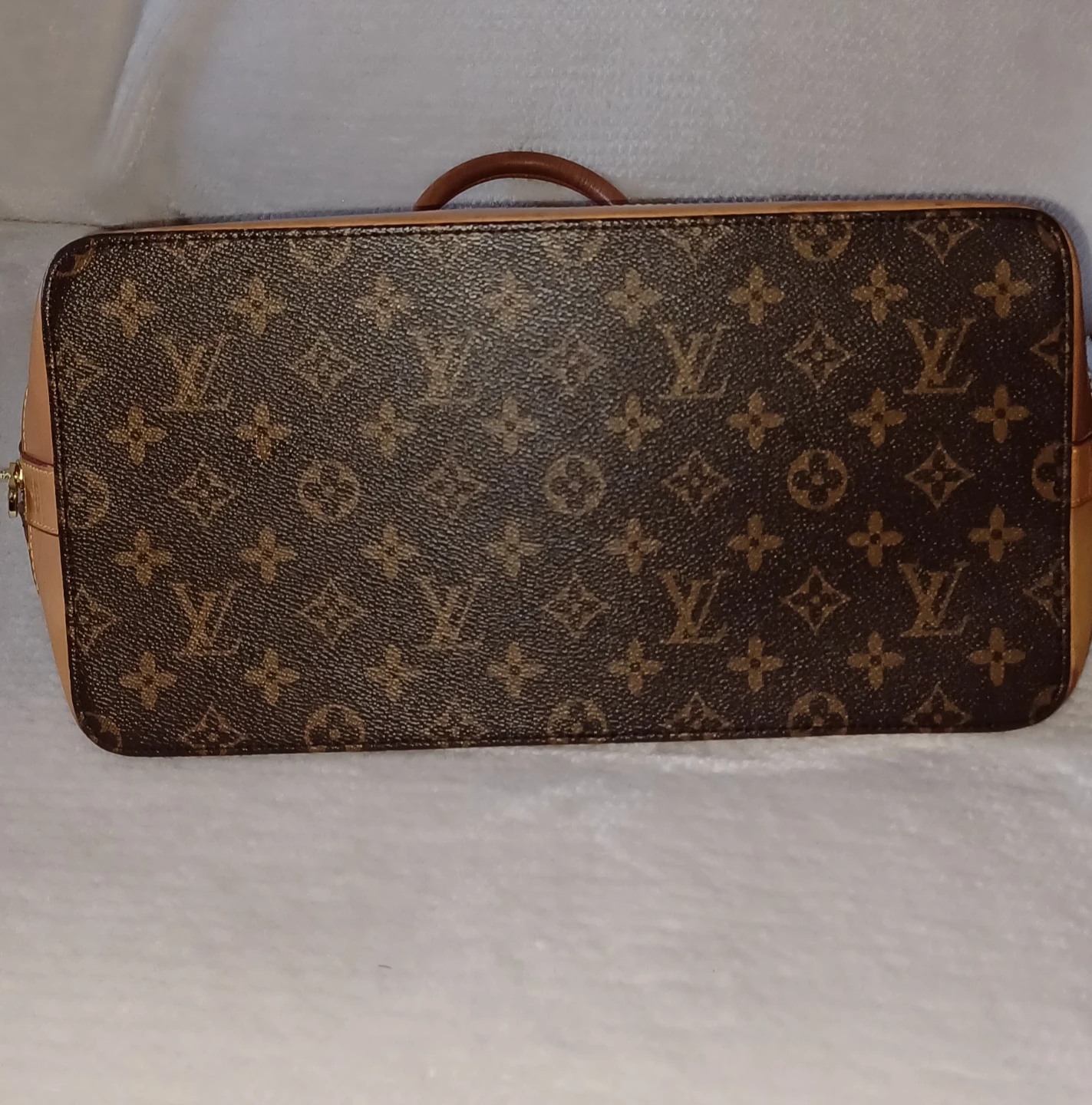 Louis Vuitton Alma MM Monogram Handbag - photo 3