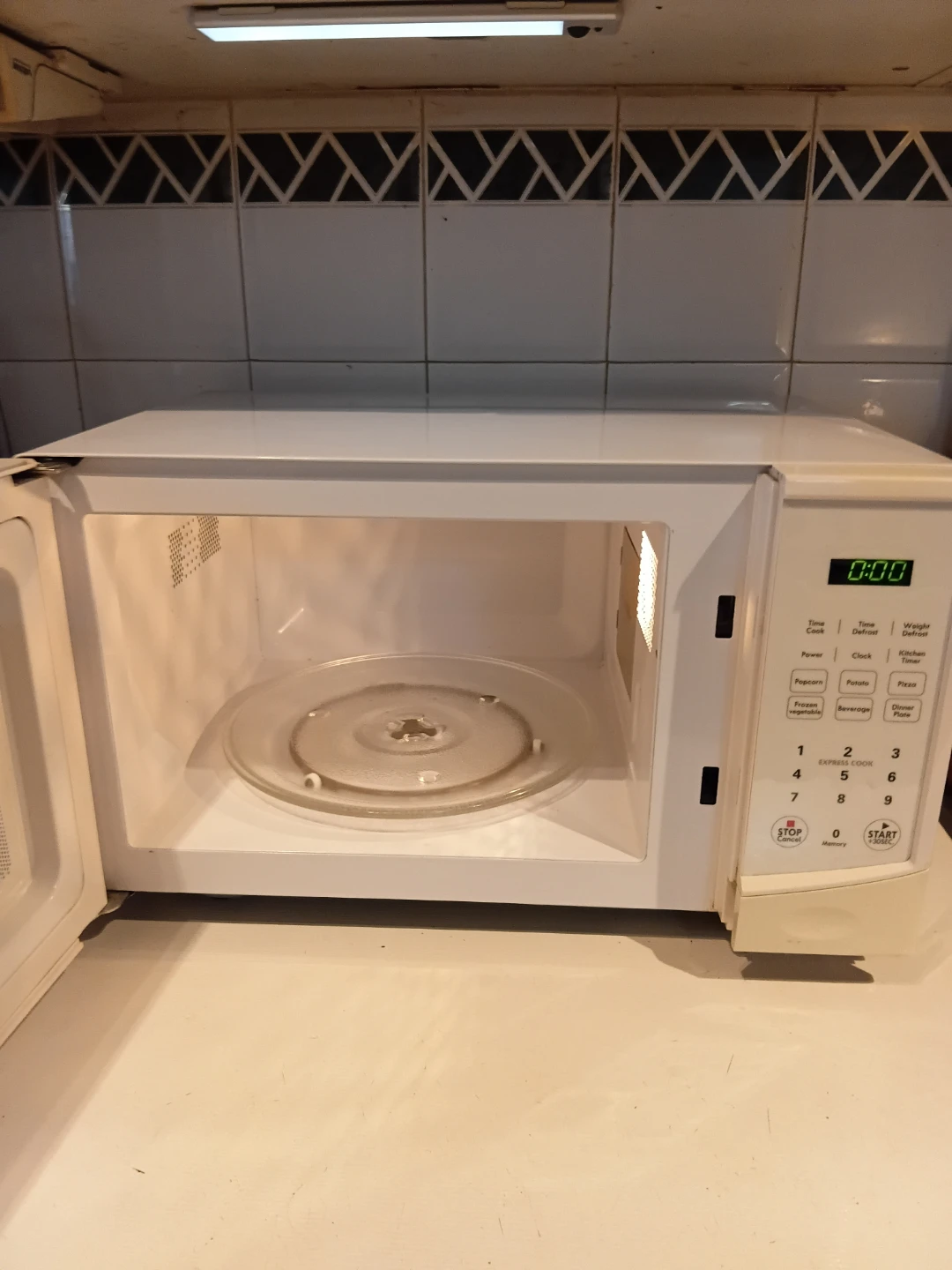 Kenmore Compact Countertop Microwave READ DESCRIPTION ON SIZE - photo 2
