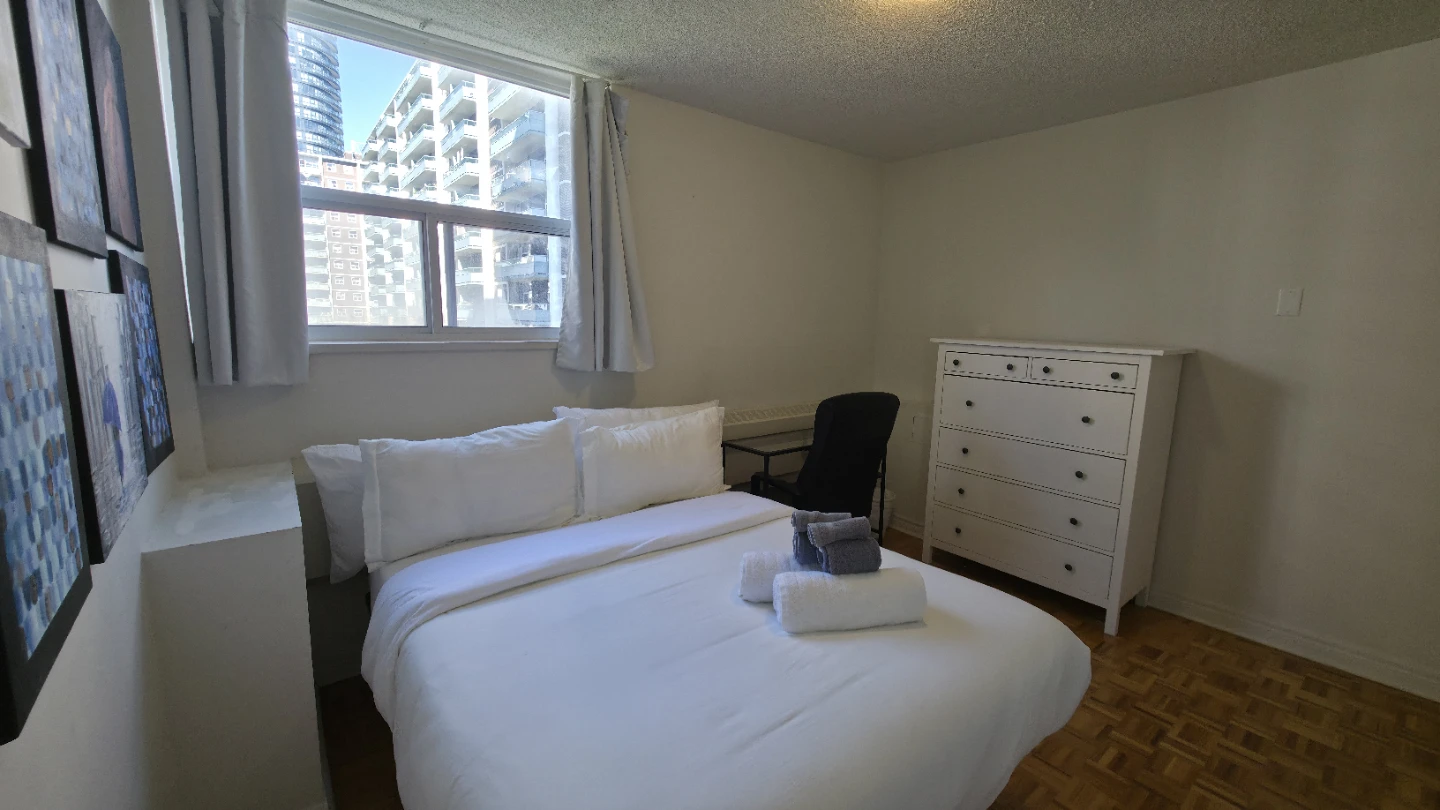Private room in a 2 bed 1 bath apartment - photo 2