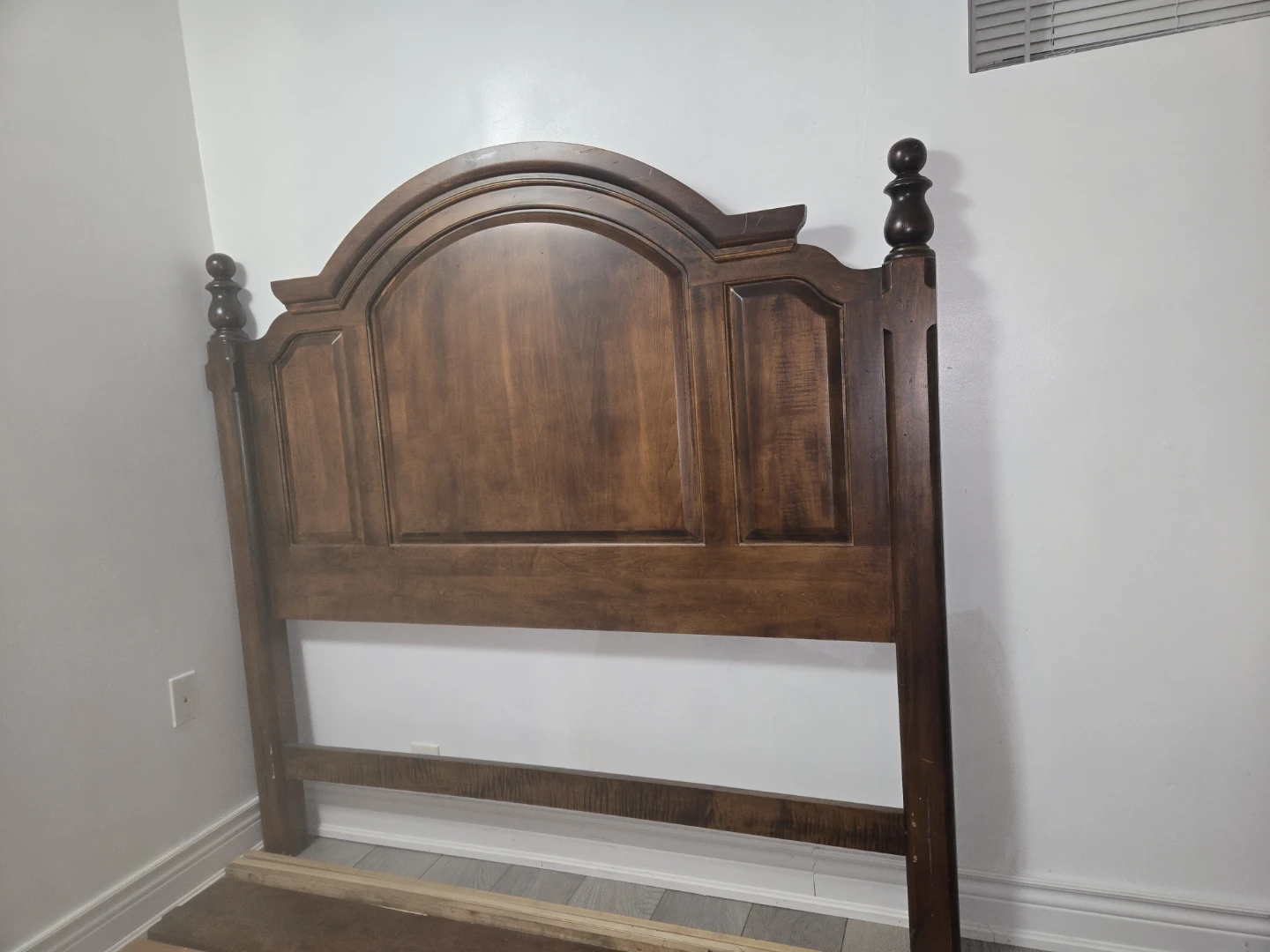 Solid Wood Traditional Queen Bed Frame