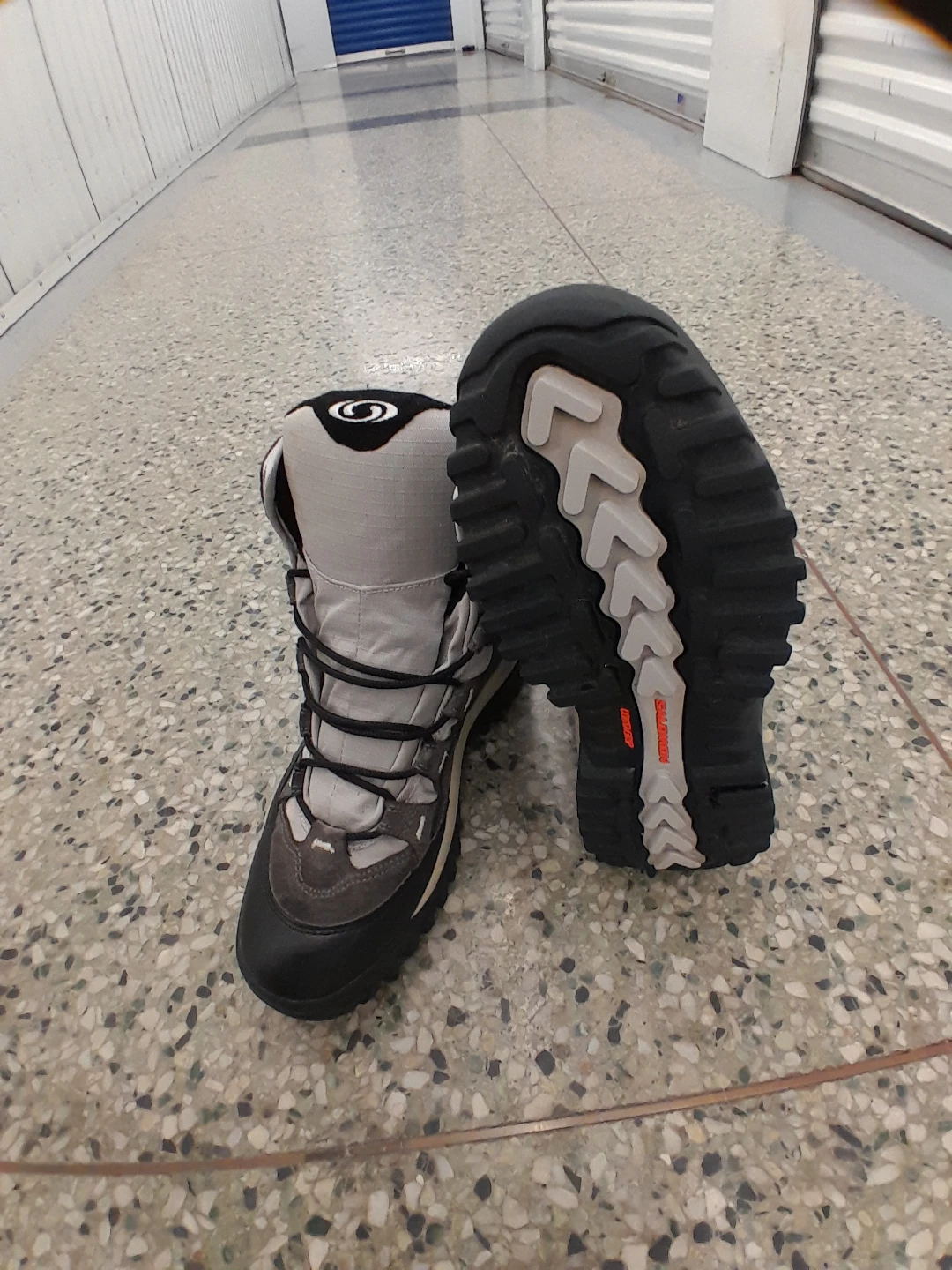 Salomon Hiking Boots Men's Size 8.5 - photo 2