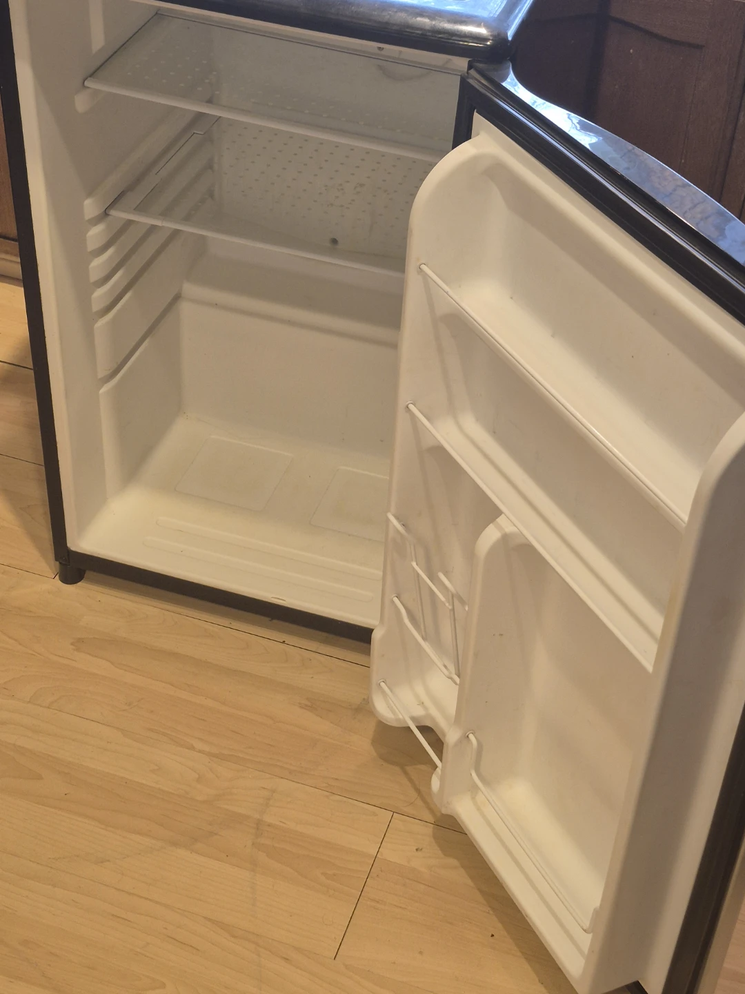 FREE  Mini fridge  Sylvania  (AS IS) - photo 3