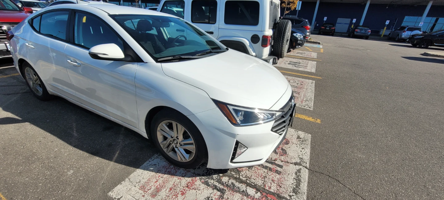 White Hyundai Elantra - photo 3