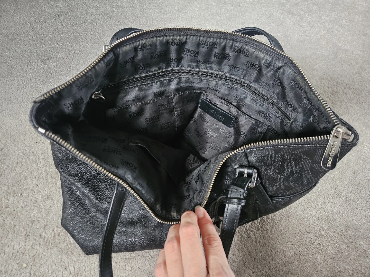Michael Kors Black Signature Tote Bag - photo 4