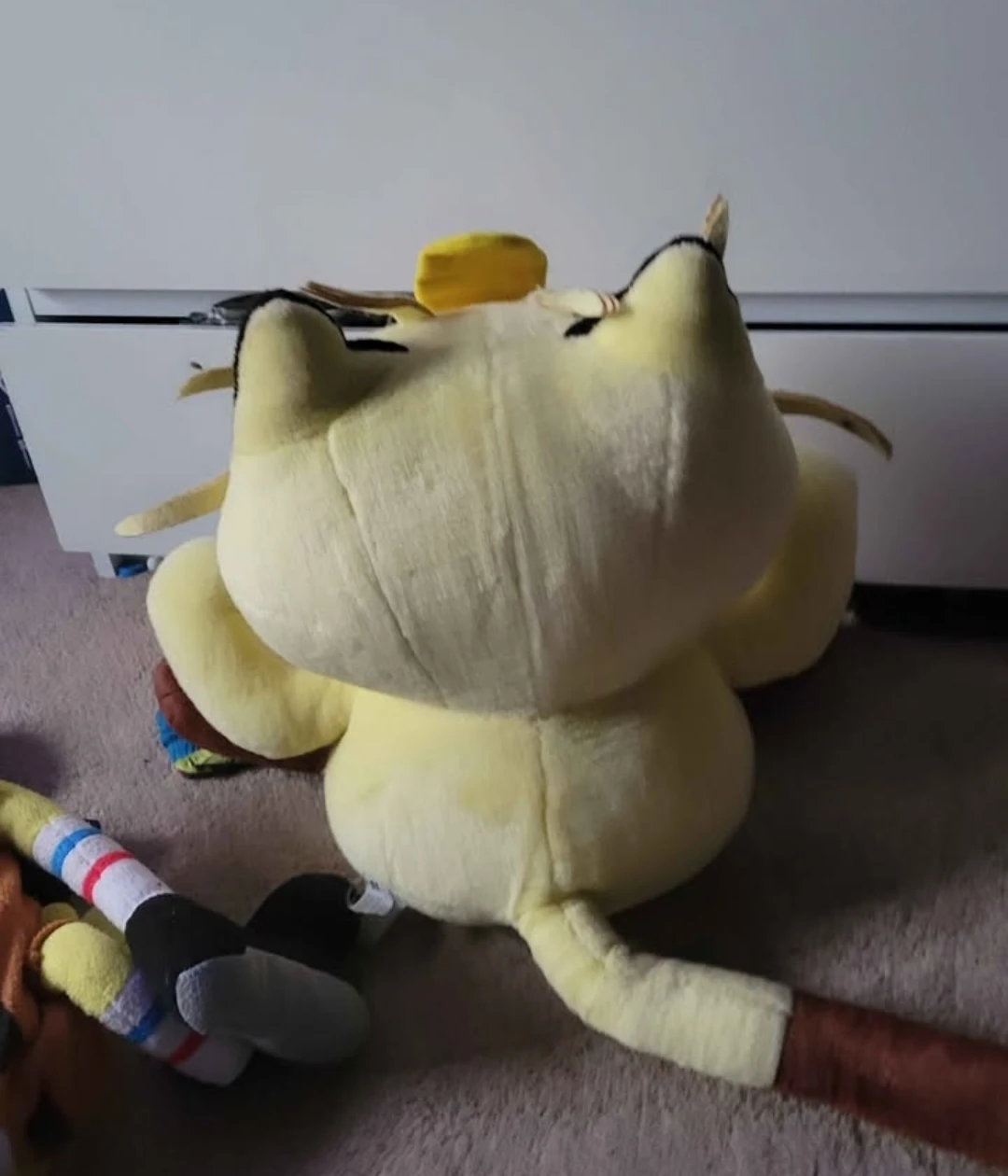 vintage 1999 Hasbro / Tomy Pokémon Meowth jumbo plush toy - photo 2