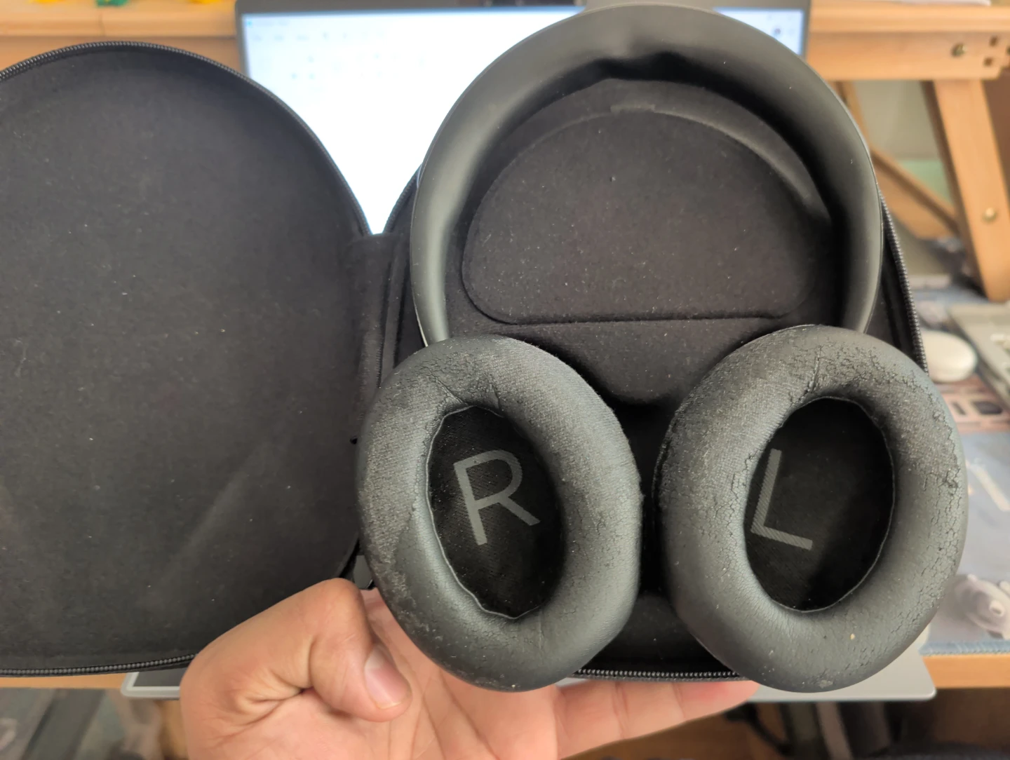 Bose Noise Cancelling Headphones 700 with Case - photo 3