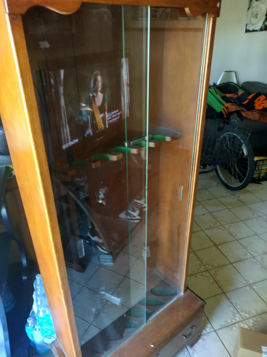 Wooden Gun Cabinet with Glass Door and 2 Keys - photo 2