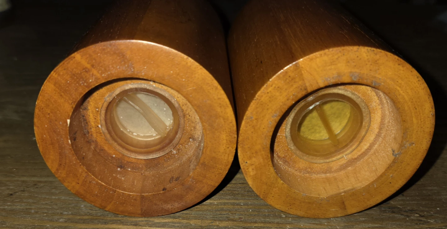 vintage set of Wooden Salt and Pepper Shakers - photo 3
