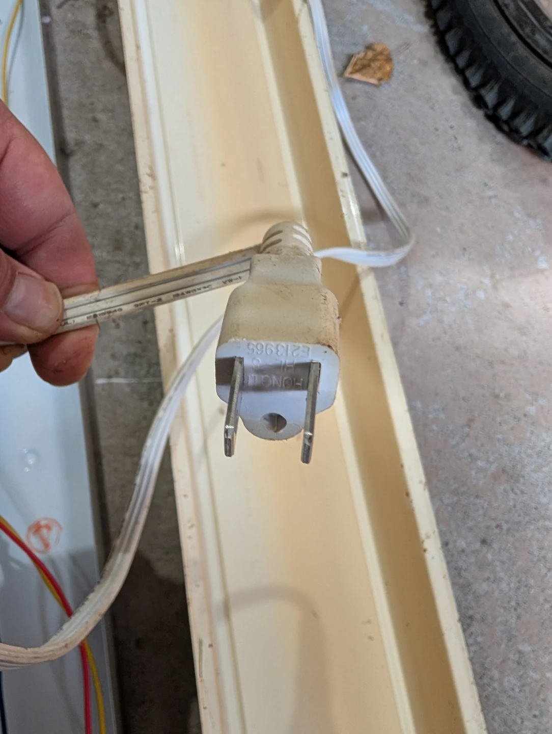 4ft Fluorescent Light Fixture - photo 3