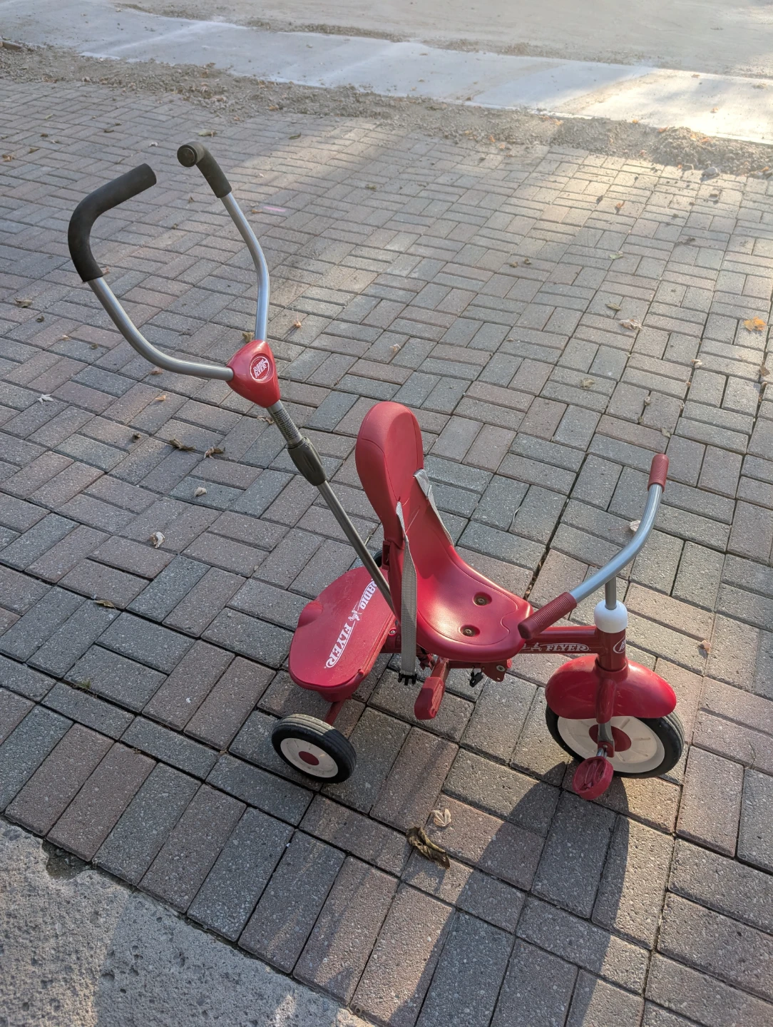 Radio Flyer Red Kids Tricycle with Handle - photo 2