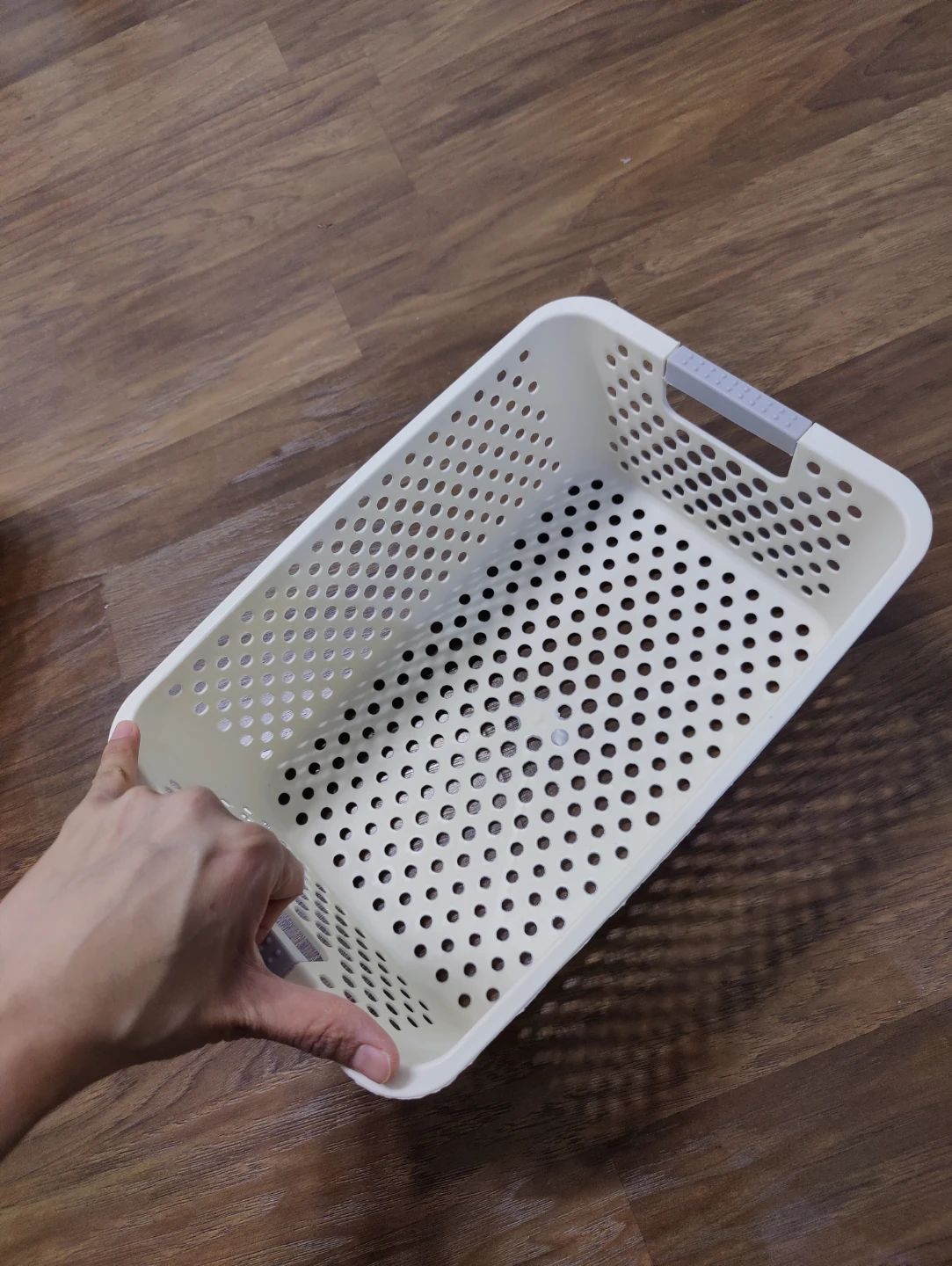 White plastic storage baskets - photo 2