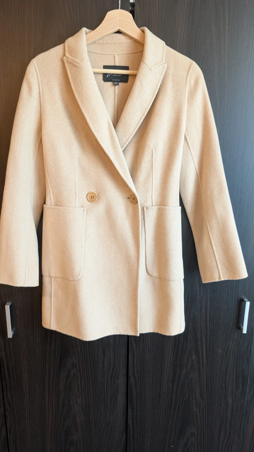 Fitted beige coat (100% Wool)