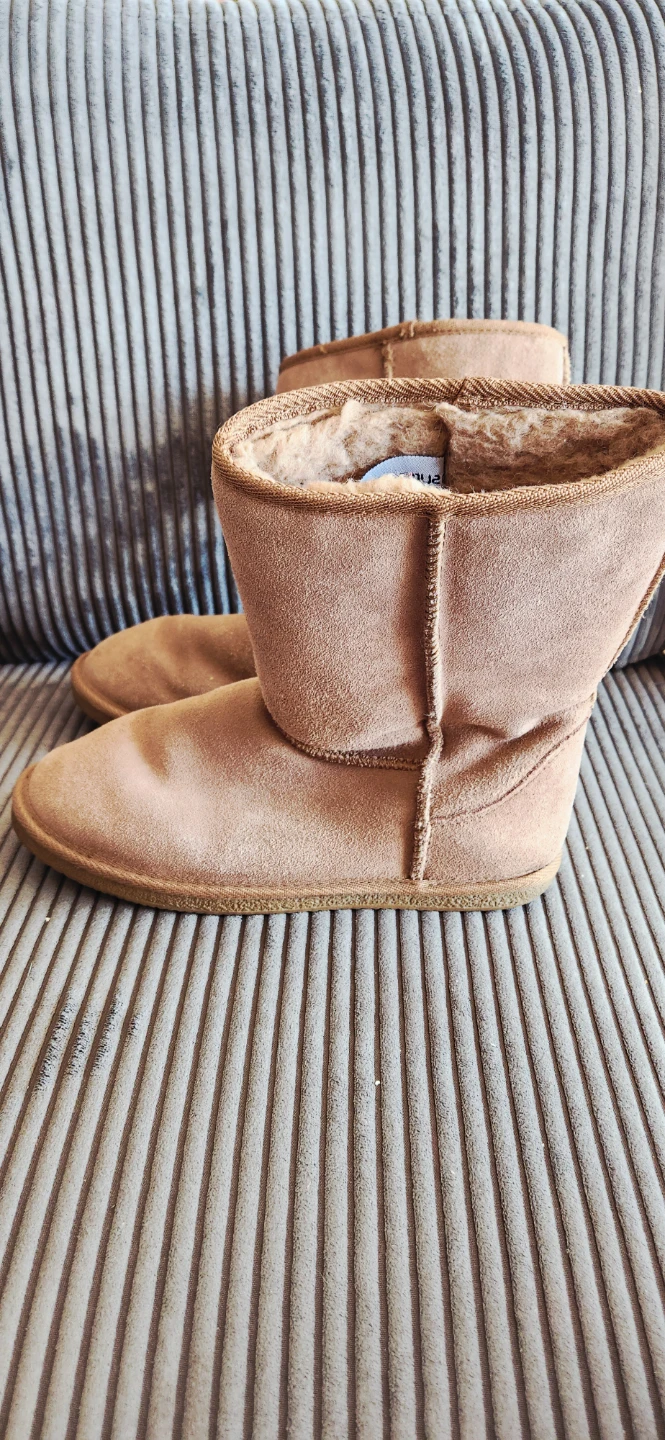 Uggs style No surrender Women's boots Size 10