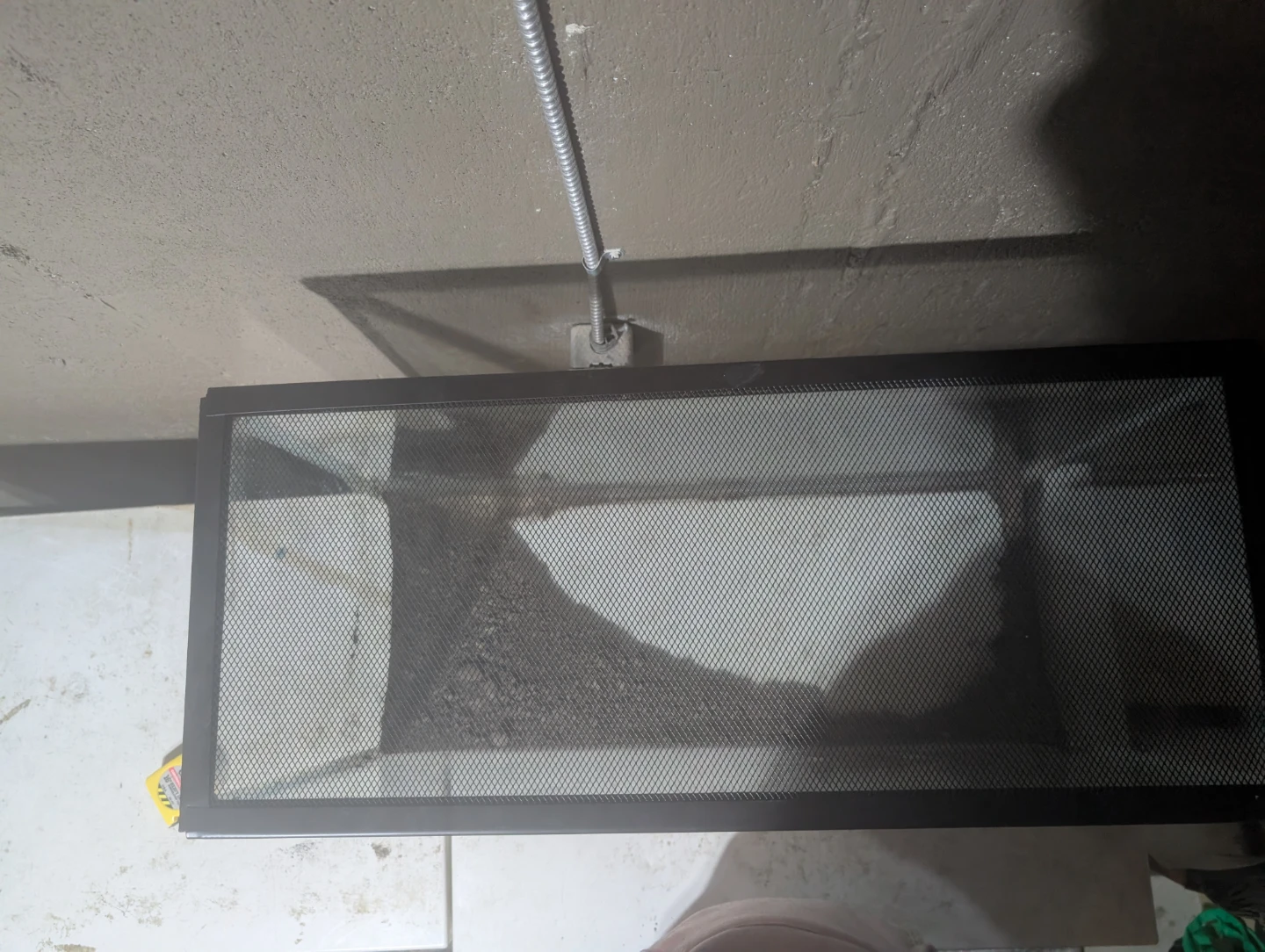 Glass aquarium tank with lid