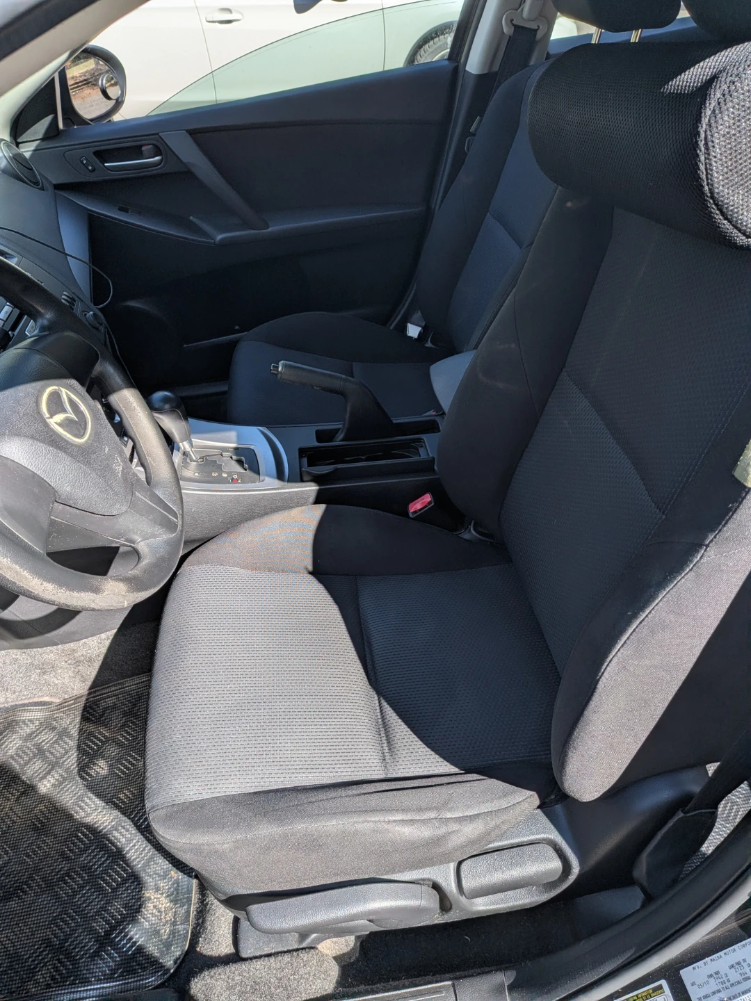Mazda 3 2010 hatchback - photo 3