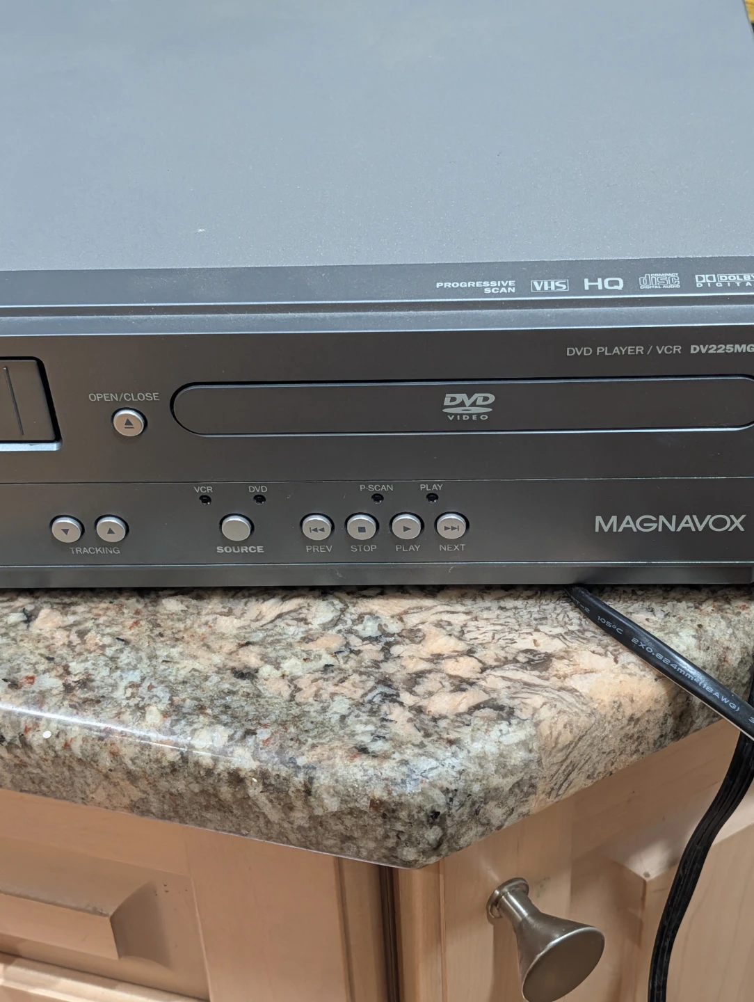 Magnavox DV225MG DVD Player and VCR Combo - photo 4