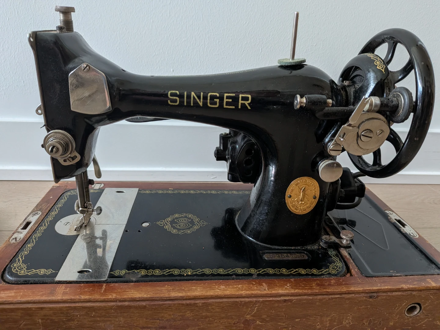 Vintage Singer Sewing Machine - photo 4