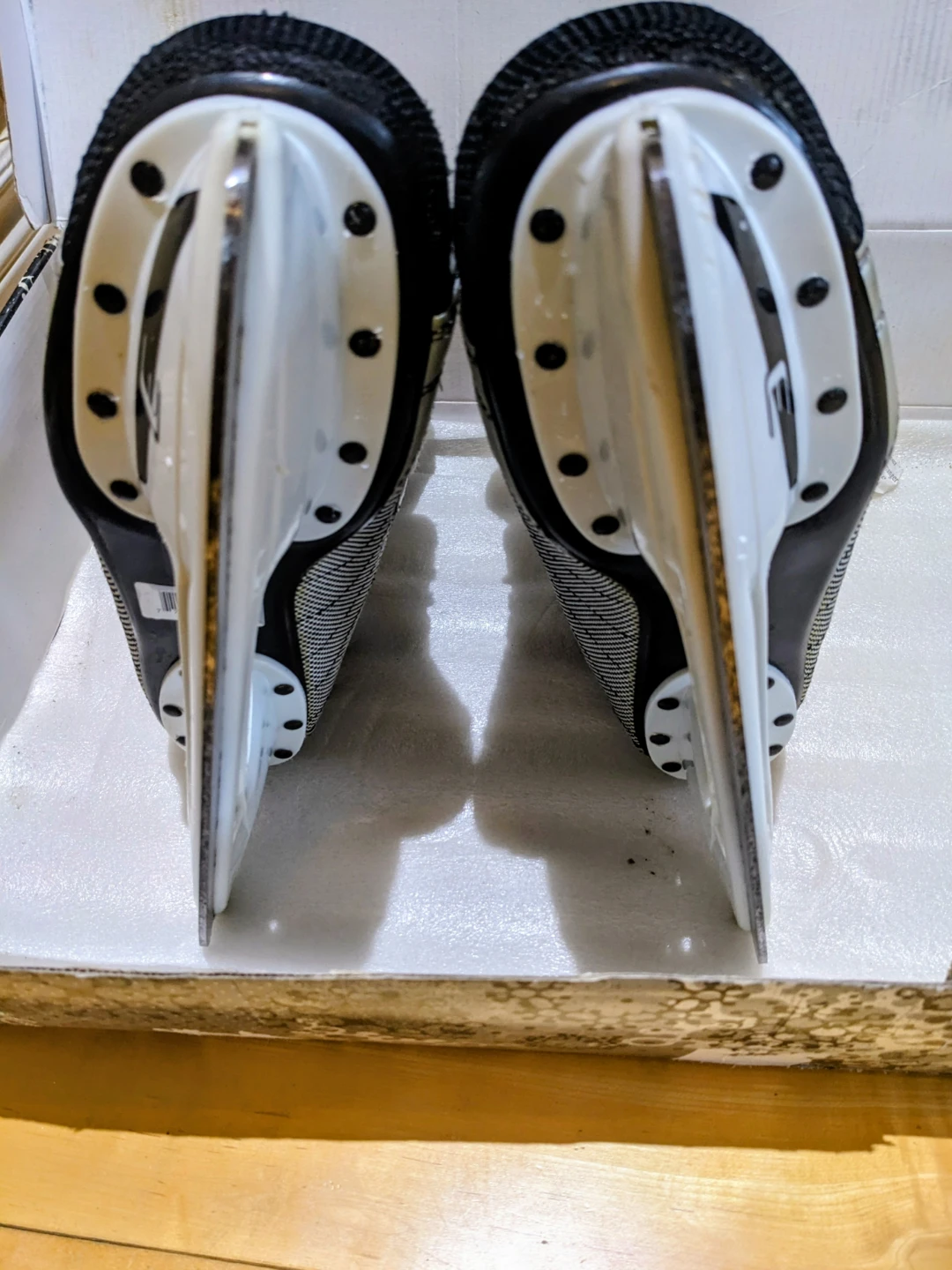 ISE SKATES CCM ADULT SIZE 7 - photo 3