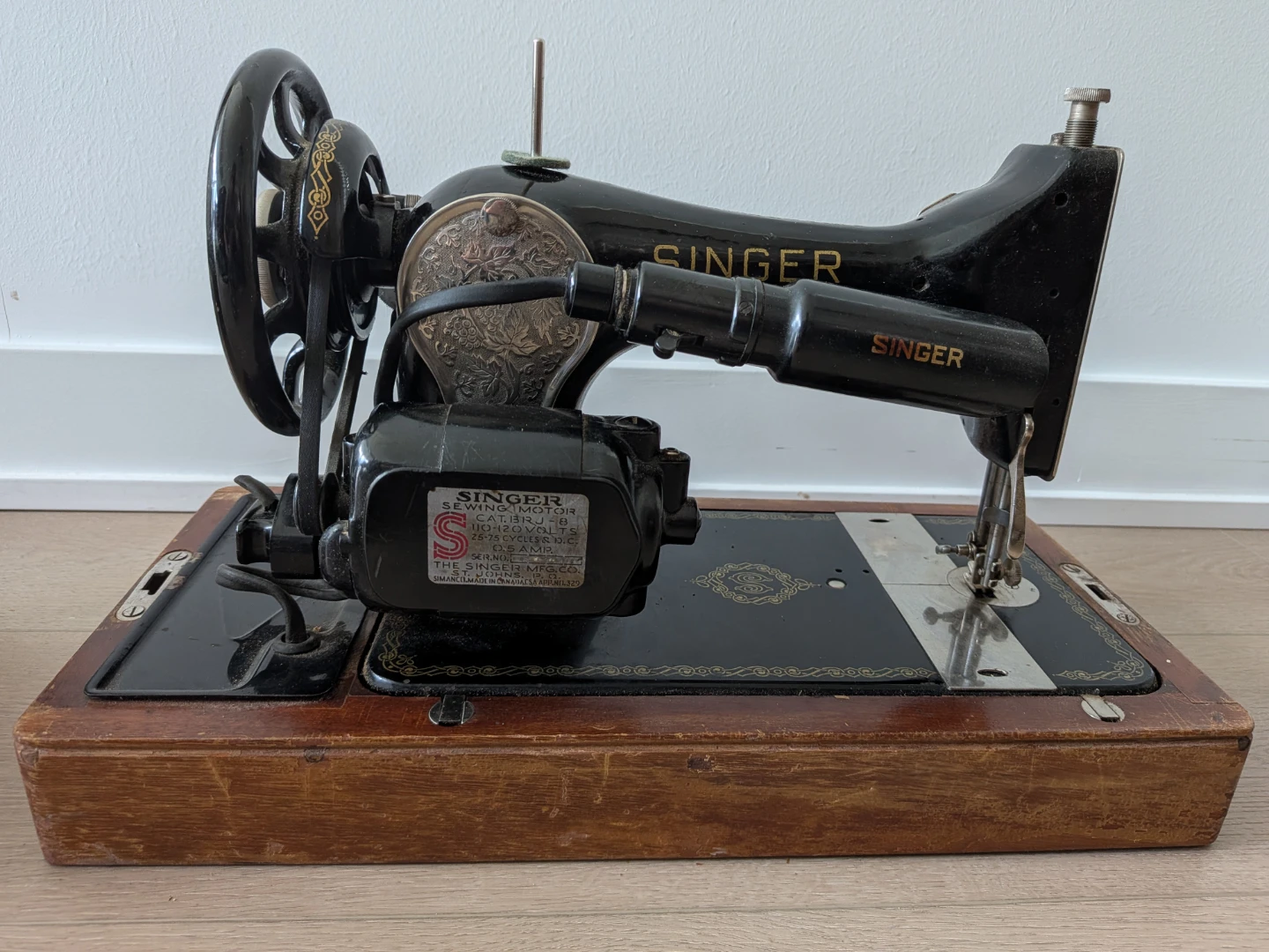 Vintage Singer Sewing Machine - photo 2