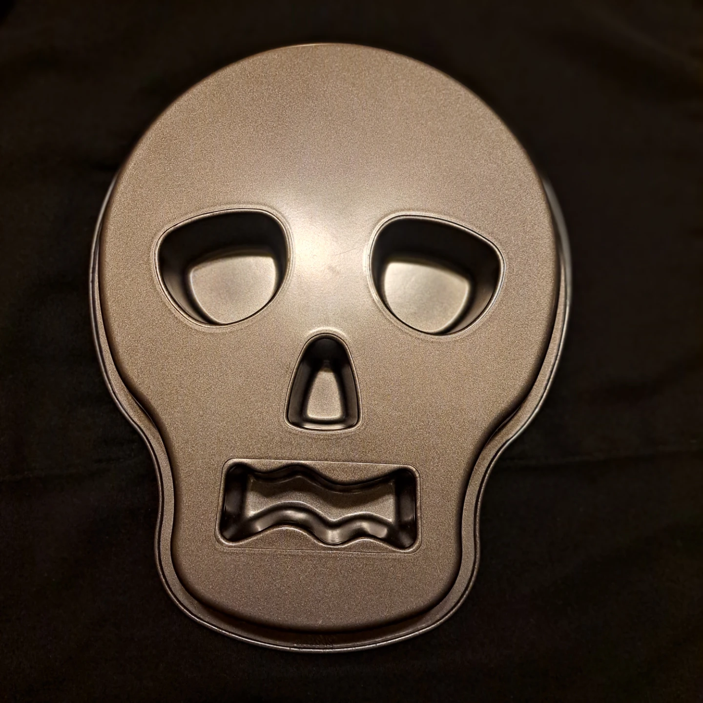 Wilton skull cake pan - photo 2