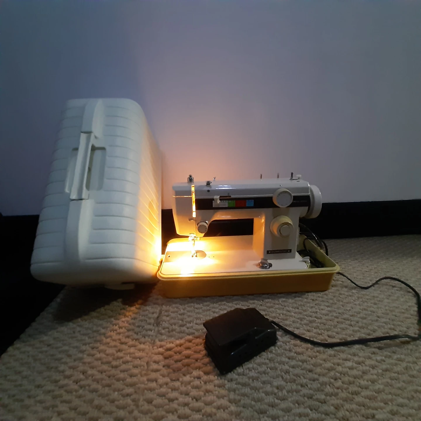 Vintage Domestic Sewing Machine - photo 5