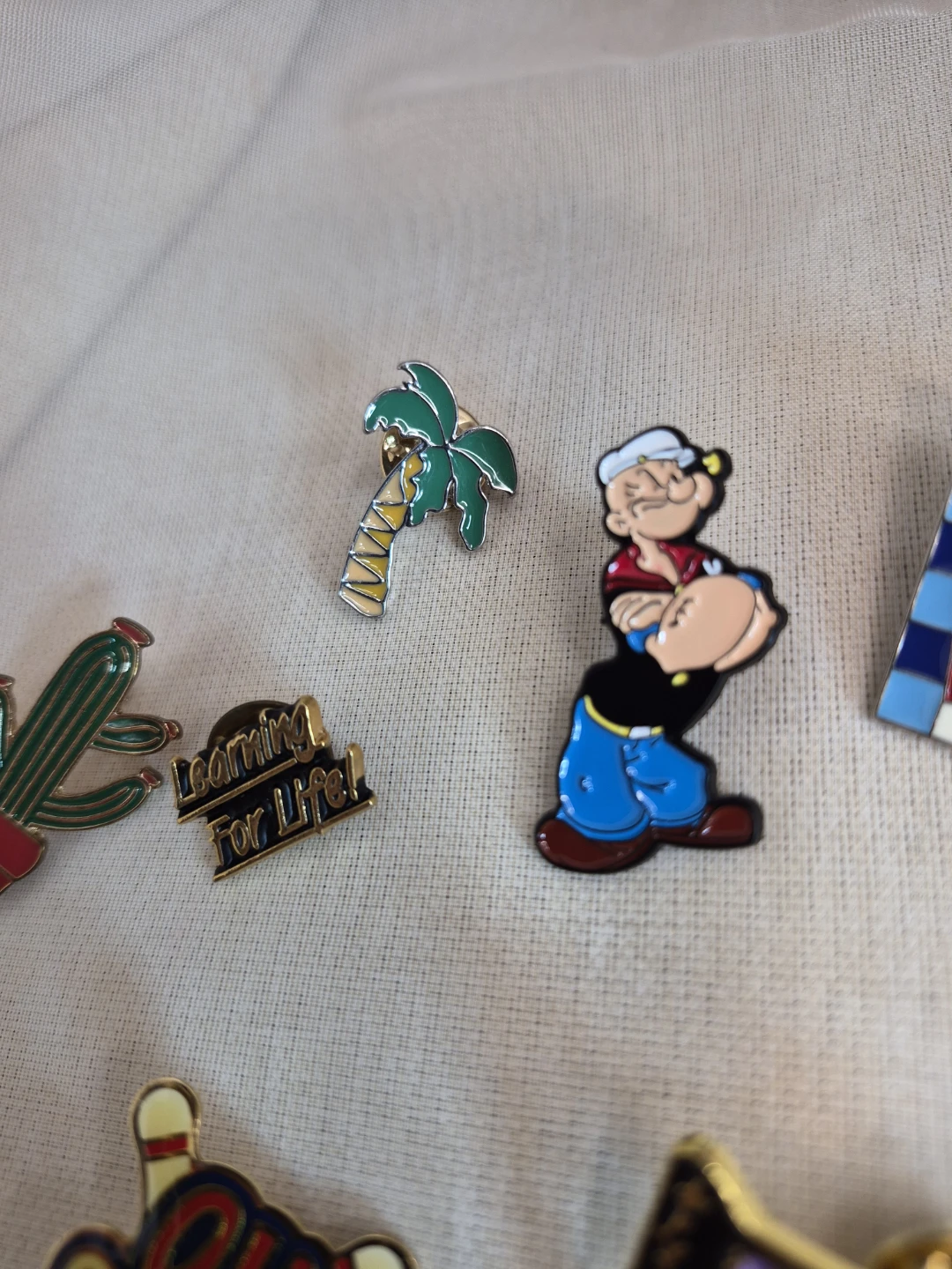 Mix Lot of 7 Pins - photo 2