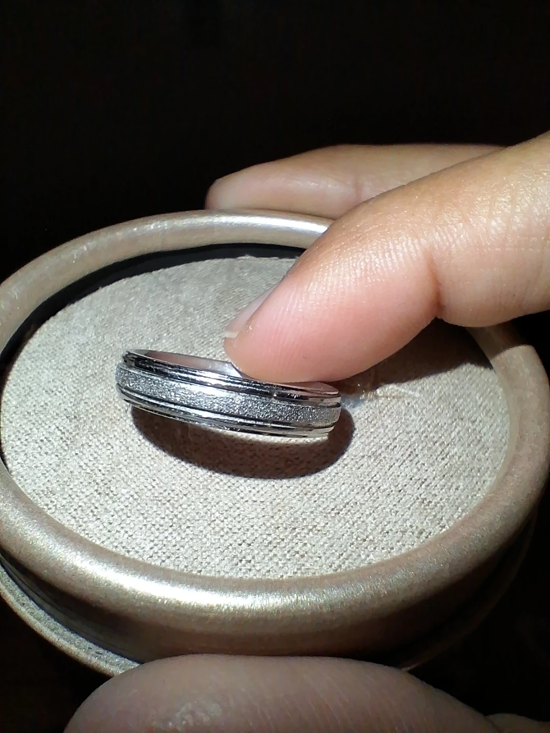 Silver-toned textured band ring - photo 2