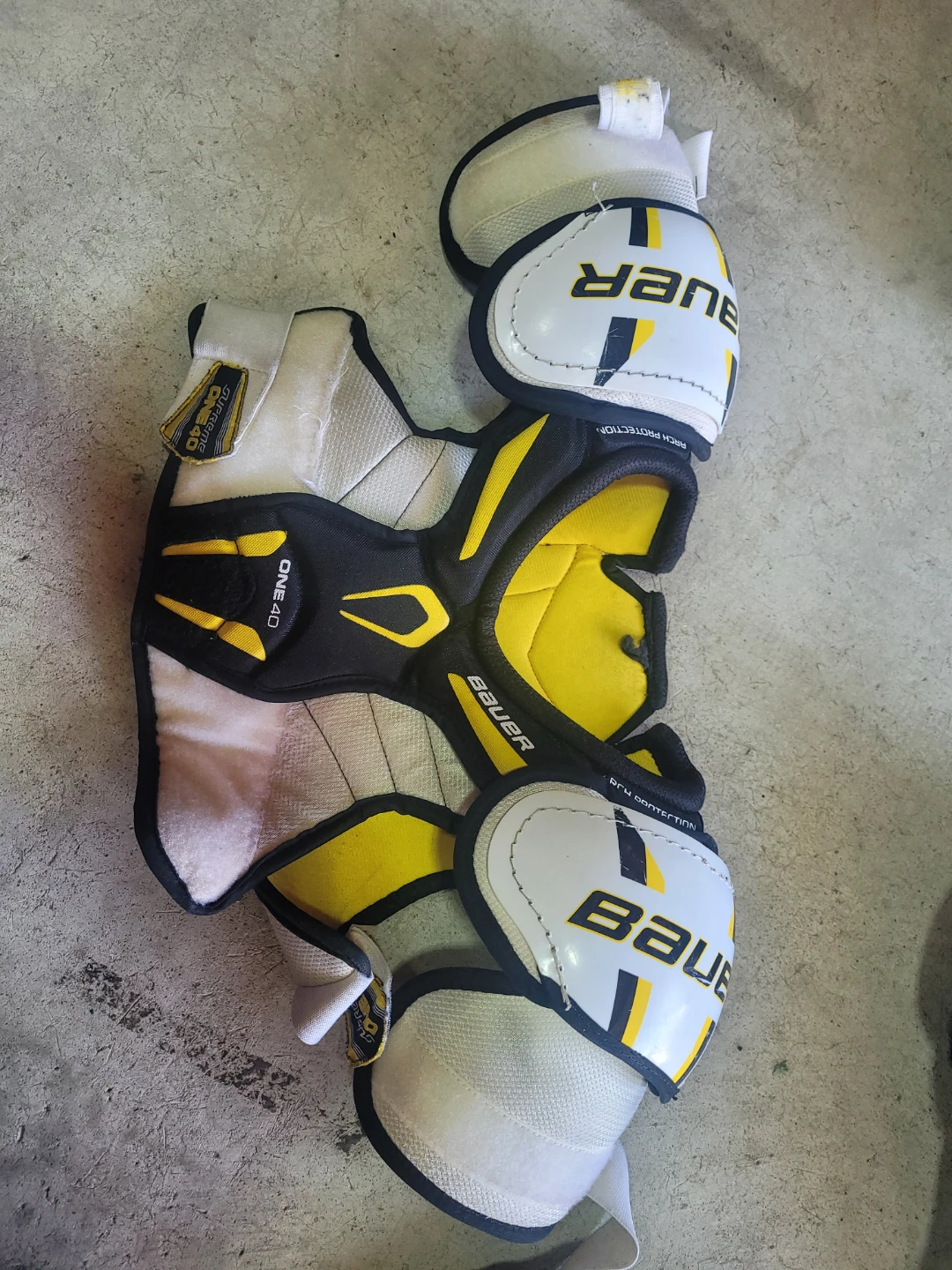 Bauer Supreme ONE40 Shoulder Pads childrens size small