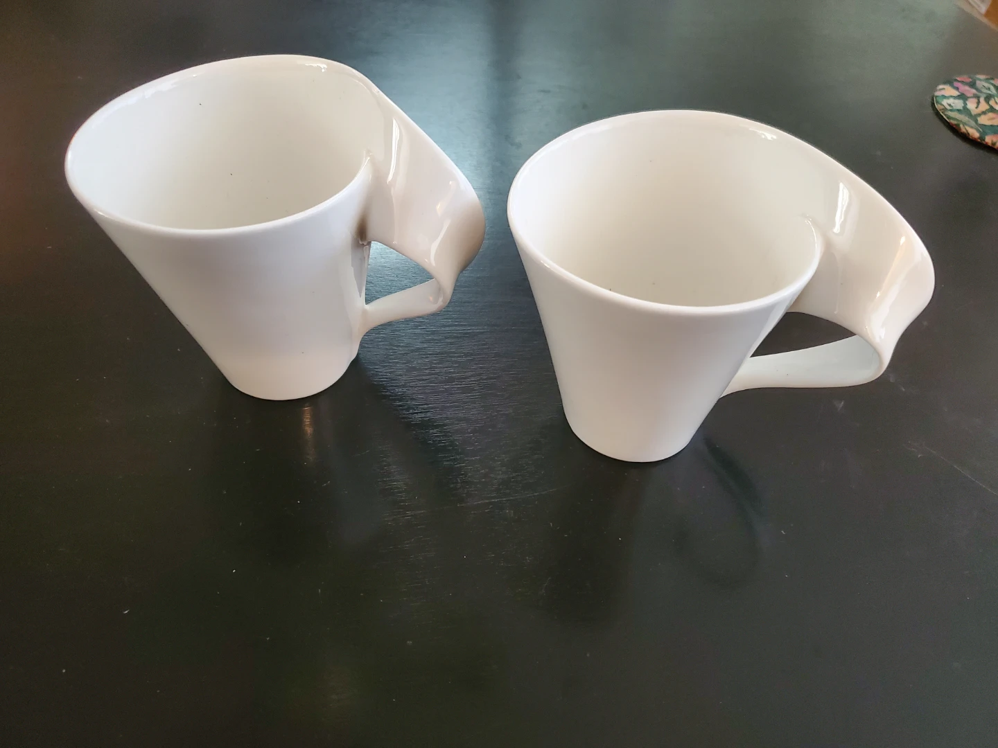 Set of 2 modern white mugs - photo 3