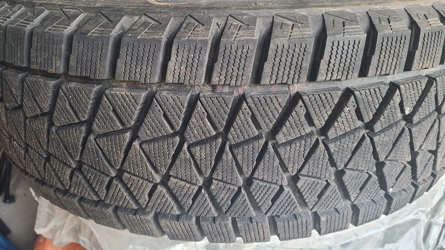 Bridgestone Blizzak DM-V2 245/65R17 Winter Tires