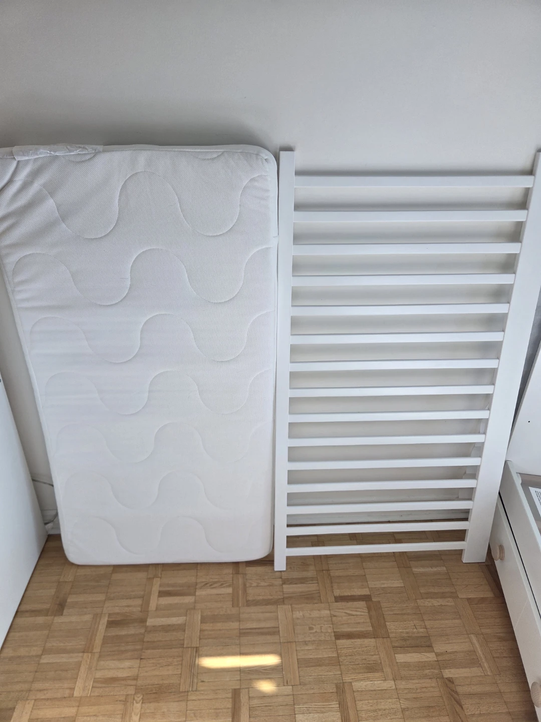 White baby crib with mattress - photo 4