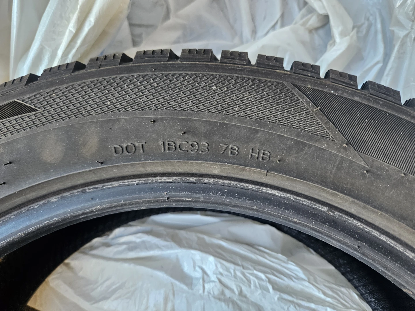 Set of 4 Hankook Winter i*Pike RS2 Tires – Like New / 1 Season - photo 3