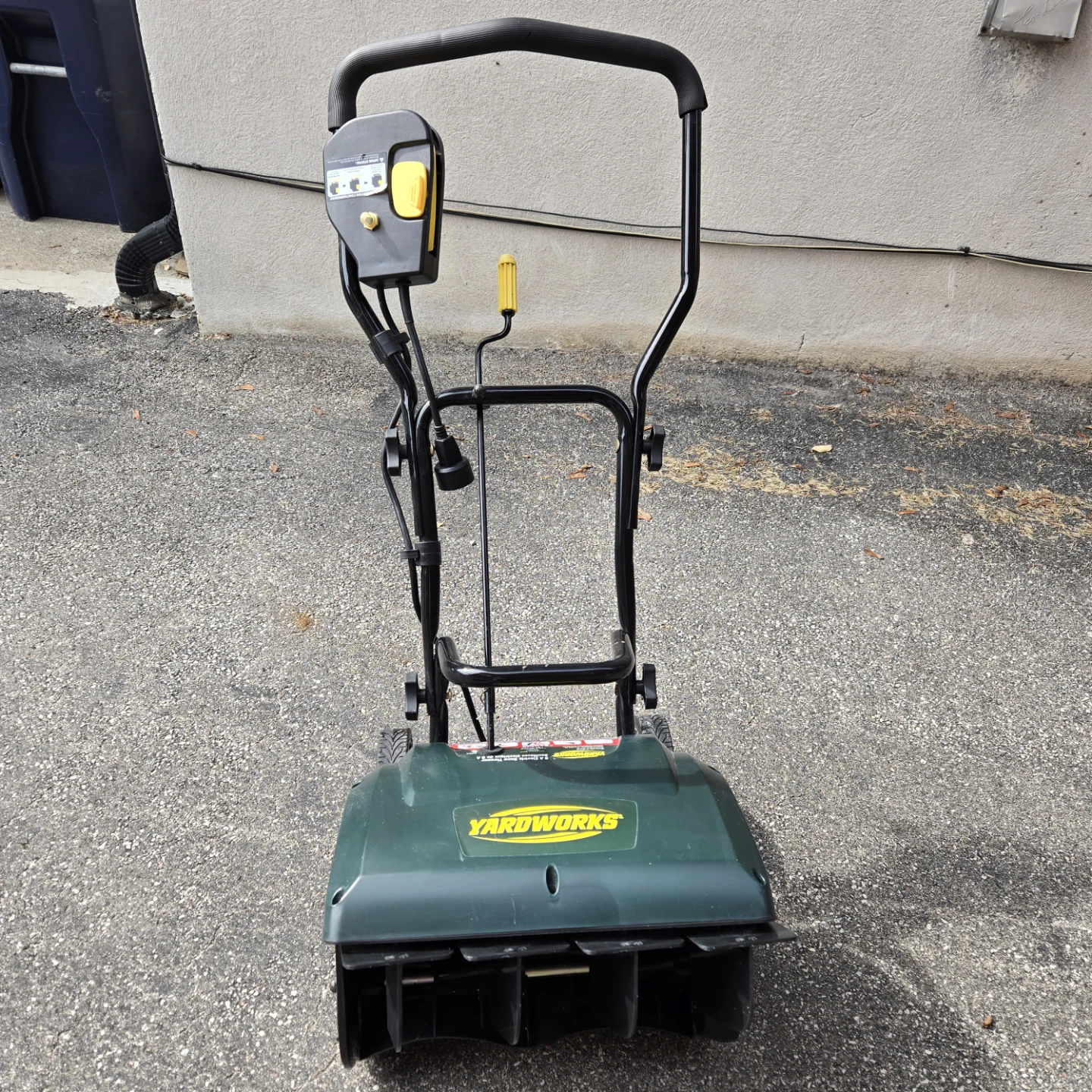 Yardworks 9A Electric Snow Thrower