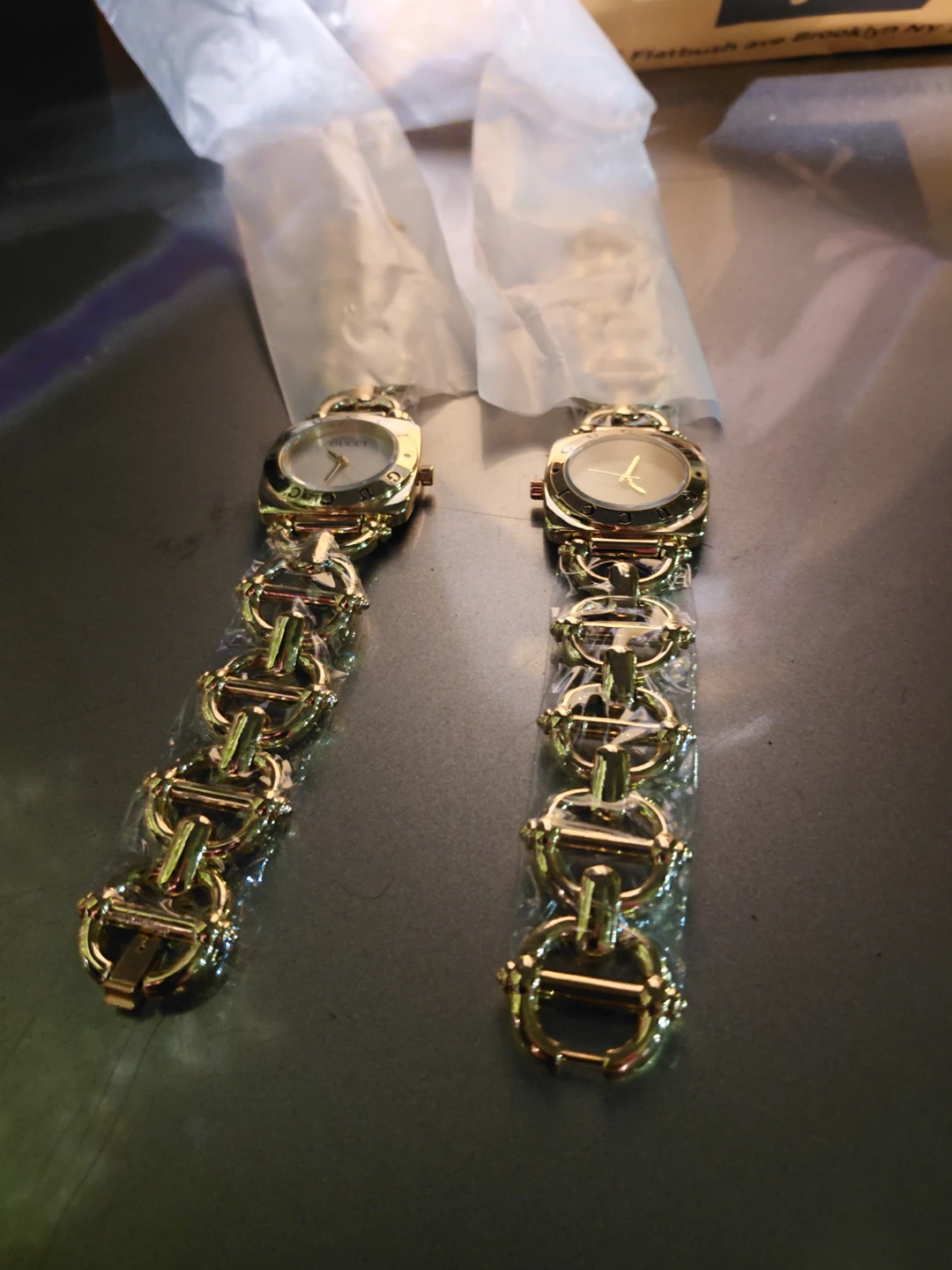 Two Gucci Analog Wristwatches - photo 3