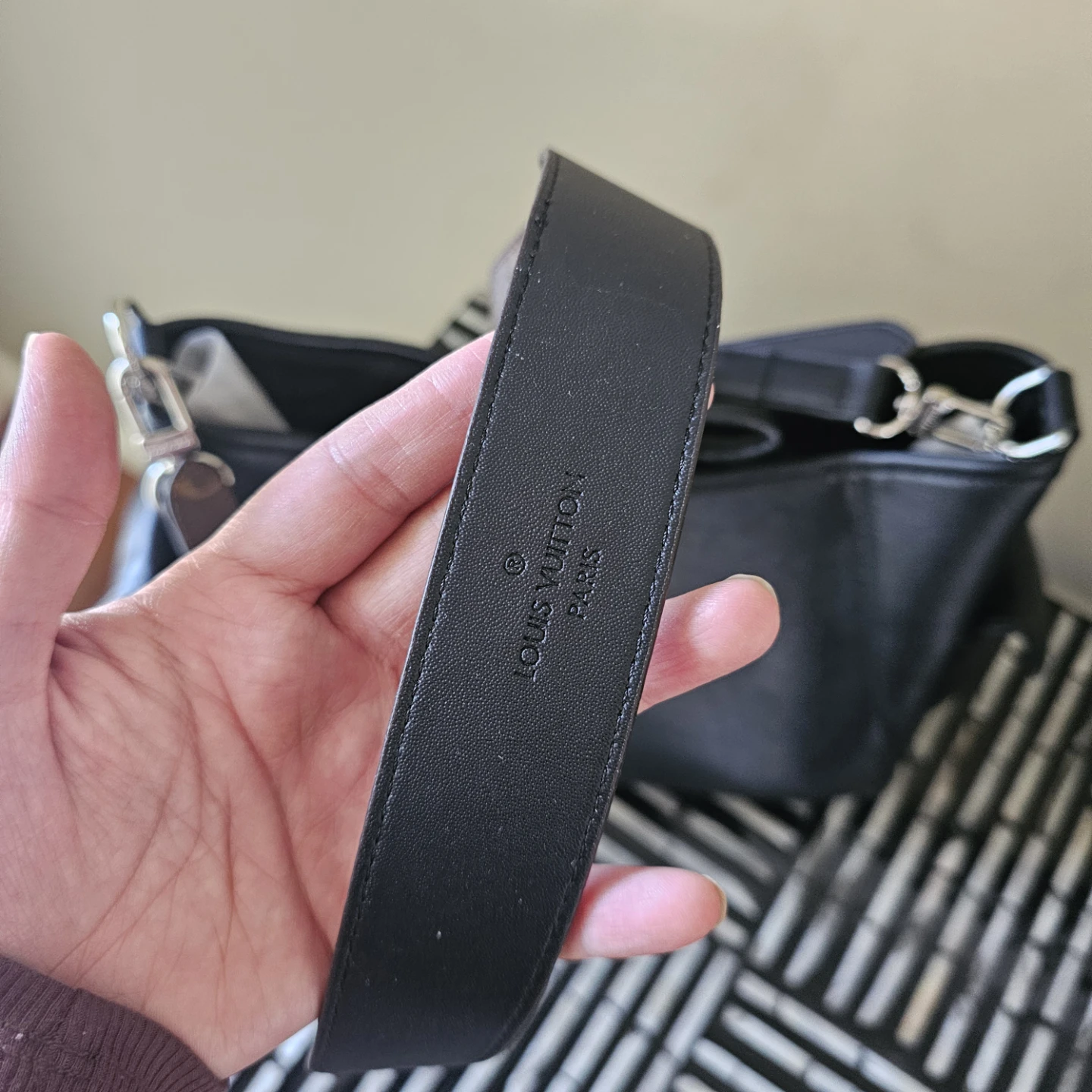 Louis Vuitton Black Leather Handbag - photo 2
