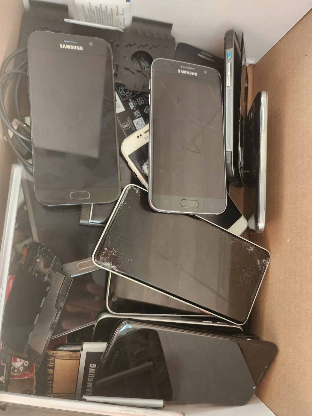 Lot of assorted Samsung mobile phones parts