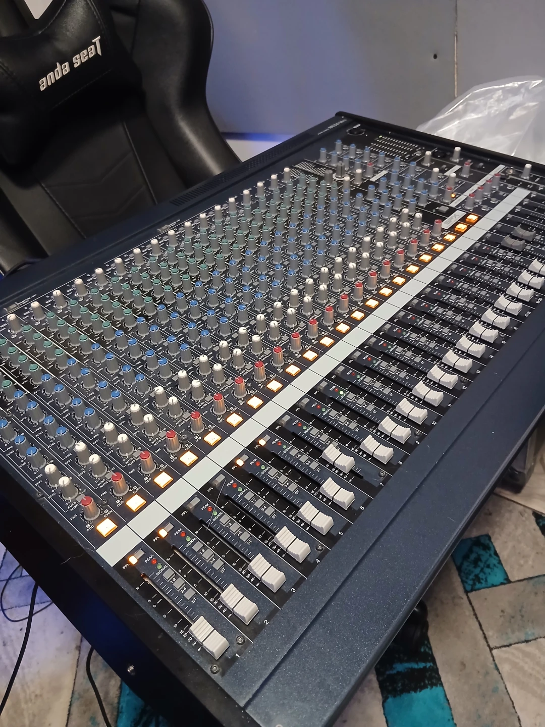Yamaha MG24/14FX Mixing Console - photo 2