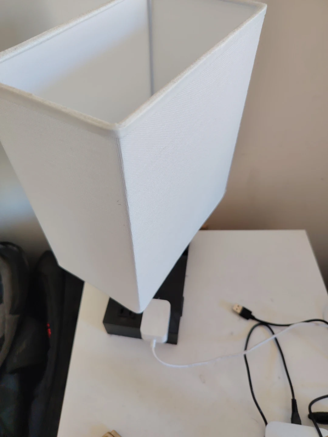 Table lamp with built-in power outlets