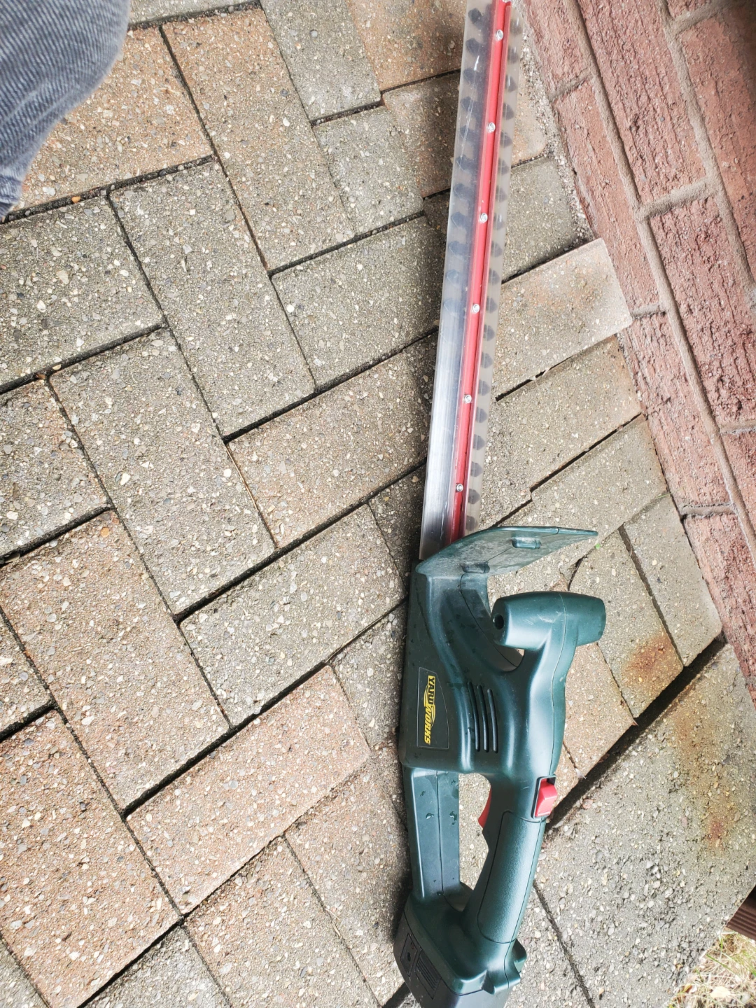 Yardworks Cordless Hedge Trimmer - photo 3