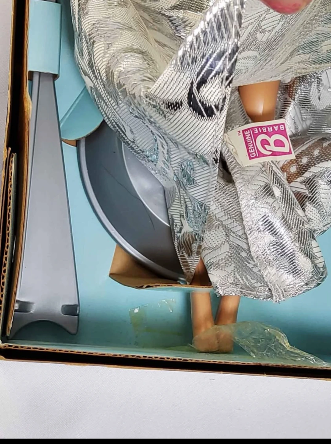 Winter Velvet Barbie doll  Avon Exclusive Model 15571 1995 - photo 4